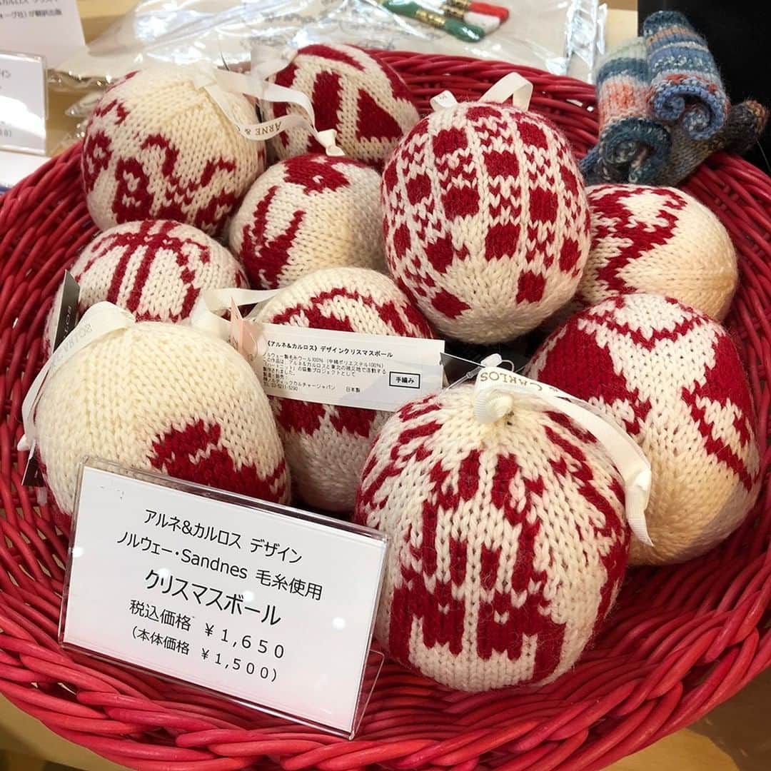 daimarusapporoさんのインスタグラム写真 - (daimarusapporoInstagram)「【北欧屋台が大丸札幌店に登場❄️】  ただいま7階 催事場と1階 特設会場に北欧の様々なブランドやショップが集まった「北欧屋台」を開催中です。  会場には北欧雑貨やクリスマスオーナメント、ファブリック、食器や陶器、アクセサリー、北欧からの輸入食品など北欧が楽しめるアイテムが勢ぞろいしています😍  ◎7階 催事場では ・24のメモリが描かれ、中に入れたお酒をクリスマスまで少しずつ飲み進めるという大人版アドベントカレンダー「クリスマスボトル(写真4枚目)」。  ・約100年前からデンマーク郵便局で発行されている「切手シール(写真7枚目)」は年代別に販売されています。中でも100年前の切手シールは必見！  ・人気キャラクター「リサ・ラーソン(写真2枚目)」や「ムーミン(写真3枚目)」グッズも種類豊富！  など、北欧の厳しい冬を明るく楽しめるようなポップなアイテムが盛りだくさんです❤️  ◎1階 特設会場では デンマークのチョコレートブランド〈ピーターバイヤー〉のチョコレートやカラフルな「もこもこソックス(写真6枚目)」などギフトにおすすめのアイテムが勢ぞろい✨  これから訪れる寒い冬を明るく楽しんでみてはいかがでしょう！ 大人も子どもも楽しめる「北欧屋台」へぜひお越しください😊  北欧屋台クリスマスマーケット 11/18(水)→23(月・祝) 7階 催事場・1階 特設会場 ※7階催事場は最終日は午後5時閉場 1階特設会場は午後8時閉場  #北欧 #北欧マーケット #リサラーソン  #ムーミン #キッピス #北欧屋台 #インテリア #クリスマス #北欧雑貨 #北欧屋台クリスマスマーケット  #大丸札幌」11月18日 17時29分 - daimarusapporo
