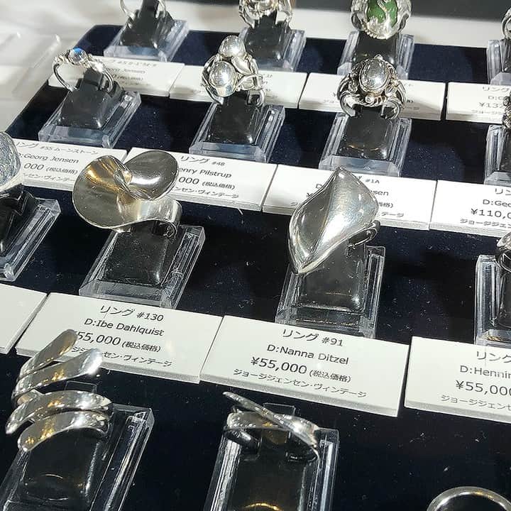 daimarusapporoさんのインスタグラム写真 - (daimarusapporoInstagram)「【北欧屋台が大丸札幌店に登場❄️】  ただいま7階 催事場と1階 特設会場に北欧の様々なブランドやショップが集まった「北欧屋台」を開催中です。  会場には北欧雑貨やクリスマスオーナメント、ファブリック、食器や陶器、アクセサリー、北欧からの輸入食品など北欧が楽しめるアイテムが勢ぞろいしています😍  ◎7階 催事場では ・24のメモリが描かれ、中に入れたお酒をクリスマスまで少しずつ飲み進めるという大人版アドベントカレンダー「クリスマスボトル(写真4枚目)」。  ・約100年前からデンマーク郵便局で発行されている「切手シール(写真7枚目)」は年代別に販売されています。中でも100年前の切手シールは必見！  ・人気キャラクター「リサ・ラーソン(写真2枚目)」や「ムーミン(写真3枚目)」グッズも種類豊富！  など、北欧の厳しい冬を明るく楽しめるようなポップなアイテムが盛りだくさんです❤️  ◎1階 特設会場では デンマークのチョコレートブランド〈ピーターバイヤー〉のチョコレートやカラフルな「もこもこソックス(写真6枚目)」などギフトにおすすめのアイテムが勢ぞろい✨  これから訪れる寒い冬を明るく楽しんでみてはいかがでしょう！ 大人も子どもも楽しめる「北欧屋台」へぜひお越しください😊  北欧屋台クリスマスマーケット 11/18(水)→23(月・祝) 7階 催事場・1階 特設会場 ※7階催事場は最終日は午後5時閉場 1階特設会場は午後8時閉場  #北欧 #北欧マーケット #リサラーソン  #ムーミン #キッピス #北欧屋台 #インテリア #クリスマス #北欧雑貨 #北欧屋台クリスマスマーケット  #大丸札幌」11月18日 17時29分 - daimarusapporo