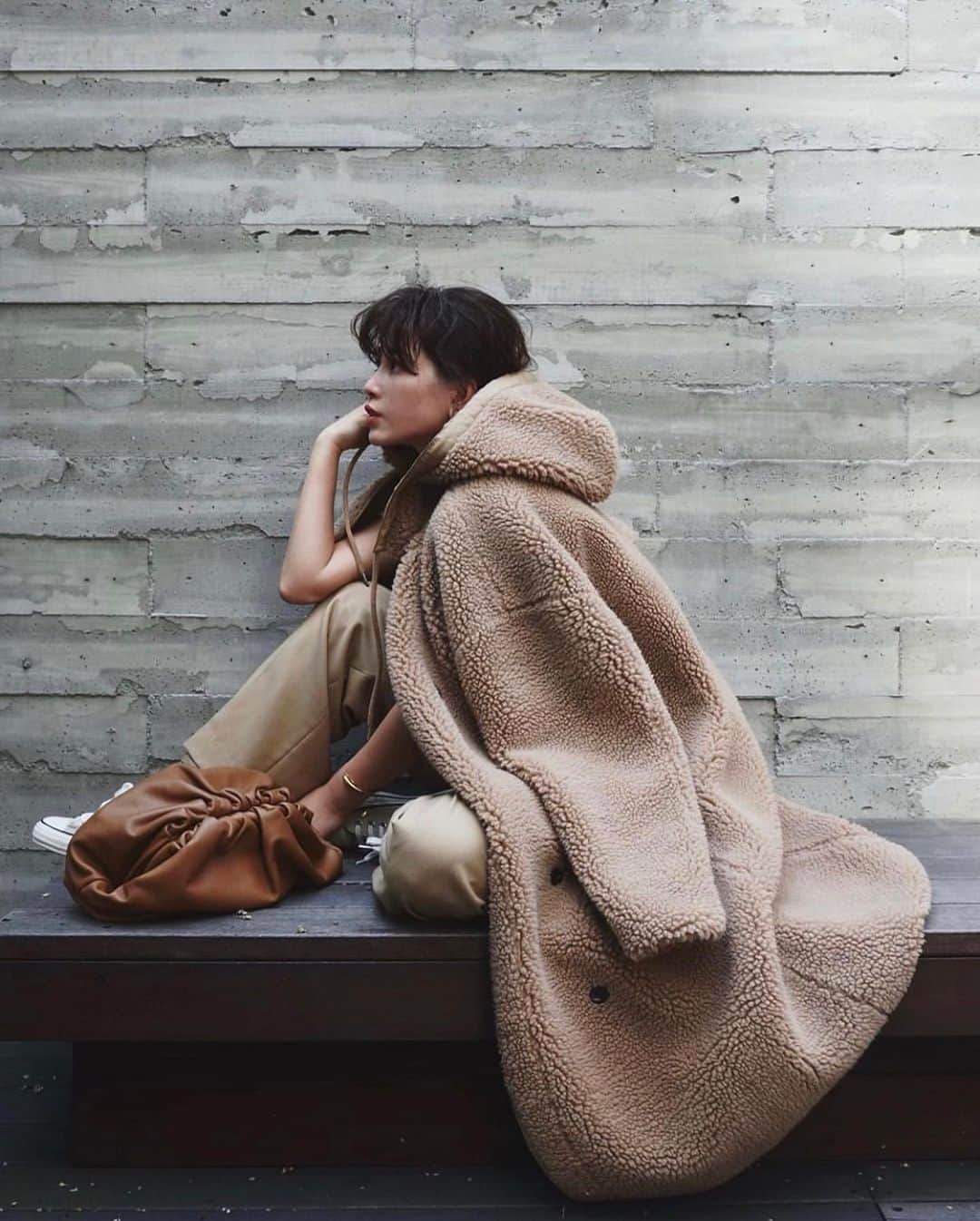 JUNNAのインスタグラム：「ETRÉの🐻 リバーシブルです✨  #フーディリバーシブルボアコート (2色展開)  【新作発売スケジュール】 📍ルミネ新宿店　毎週木曜日 📌ETRÉ TOKYO  毎週木曜日19:00 📌ZOZOTOWN  毎週金曜12:00 📌ELLESHOP  毎週土曜19:30  #2020ETRE_AW  #冬#冬服#アウター #コート #冬カラー  #etretokyo#156cm#ブラウン#ブラウンコーデ#アディクション #celvoke #秋メイク#大人カジュアル#ベージュ#ホワイト#ミリタリー#🐻#YouTube#冬コーデ」