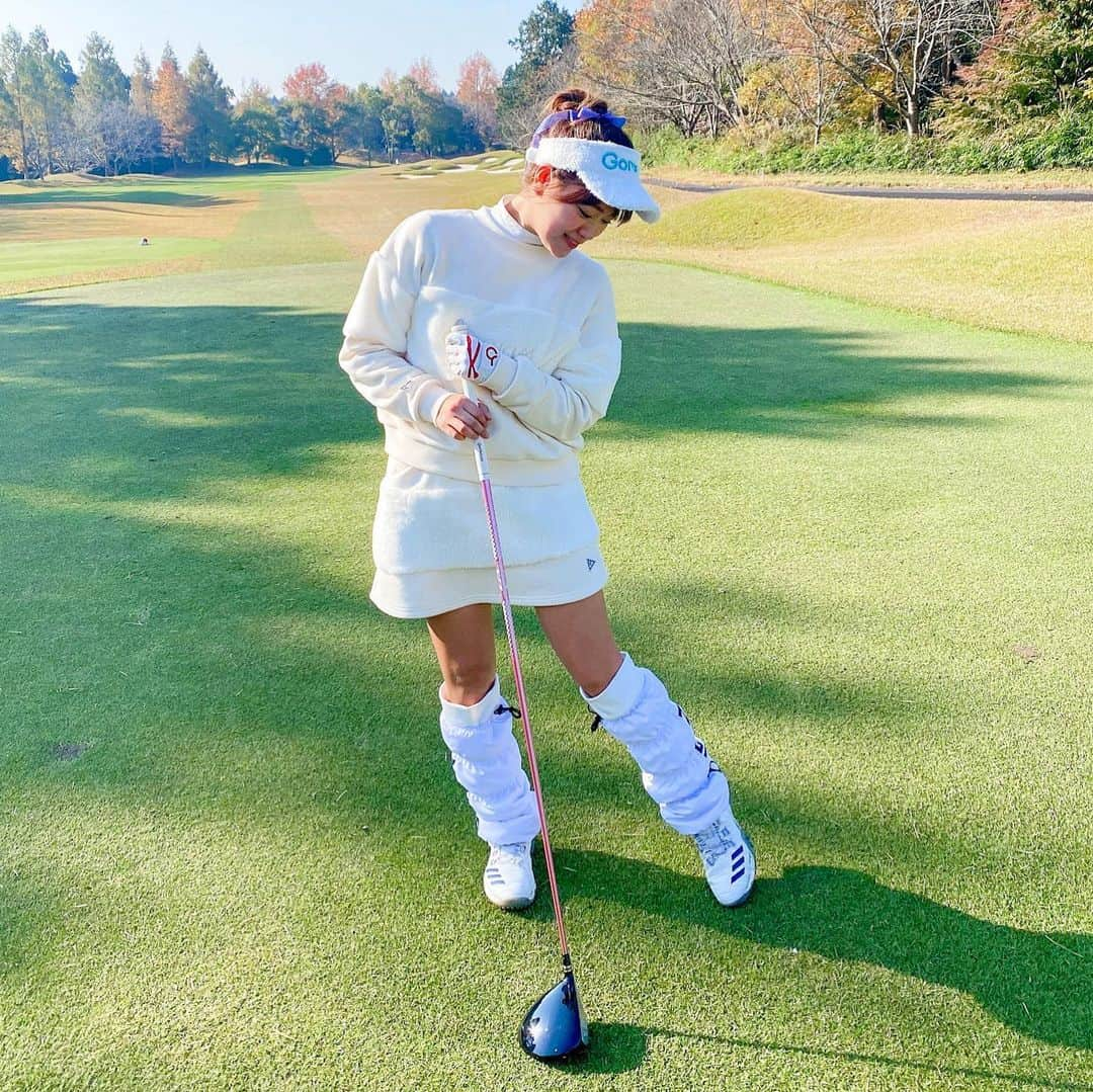 山内鈴蘭さんのインスタグラム写真 - (山内鈴蘭Instagram)「まっしろ、ふわふわ🥺⛳️🤍 ． 先日のゴルフコーデは ホワイトコーデにしたよっ☺️🤍 ． ファーでふわふわセットアップに ボアサンバイザーとレッグウォーマー🥺💓 ． Gorurunの新作たちなんだけど 本当にお気に入りでめちゃ好き🌸 ． レッグウォーマーが可愛いって言われる！モテるぞこれは！笑 ． ． #ゴルフウェア #ゴルフコーデ #ゴルフ女子 #ホワイトコーデ #ゴルフ #ゴルフ場 #セットアップコーデ #golfwear #golflife #golfgirl #golf #もこもこ #ゴルフコーデ #ファー #レッグウォーマー #ゴルフ女子コーデ」11月18日 17時30分 - xxsuzuranxx