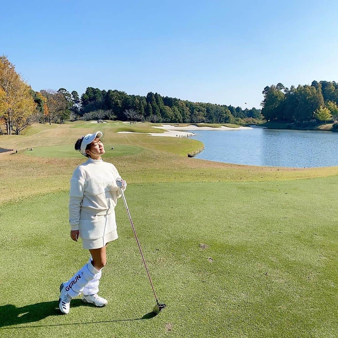 山内鈴蘭さんのインスタグラム写真 - (山内鈴蘭Instagram)「まっしろ、ふわふわ🥺⛳️🤍 ． 先日のゴルフコーデは ホワイトコーデにしたよっ☺️🤍 ． ファーでふわふわセットアップに ボアサンバイザーとレッグウォーマー🥺💓 ． Gorurunの新作たちなんだけど 本当にお気に入りでめちゃ好き🌸 ． レッグウォーマーが可愛いって言われる！モテるぞこれは！笑 ． ． #ゴルフウェア #ゴルフコーデ #ゴルフ女子 #ホワイトコーデ #ゴルフ #ゴルフ場 #セットアップコーデ #golfwear #golflife #golfgirl #golf #もこもこ #ゴルフコーデ #ファー #レッグウォーマー #ゴルフ女子コーデ」11月18日 17時30分 - xxsuzuranxx