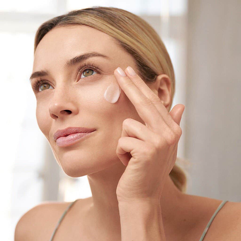 bareMinerals JPさんのインスタグラム写真 - (bareMinerals JPInstagram)「【乾燥の季節に出てくるカサカサ、ゴワゴワの肌トラブルのお悩み解消！スキンロンジェヴィティで"冬🍂の枯れ肌"から守る】﻿ ﻿ 毎年、寒くなり始めると気なるのが乾燥…﻿ 気温差もあり睡眠のトラブルや体調を崩しやすくなるように肌トラブルも起こりやすい時期です。﻿ ﻿ 肌のゴワつきやカサカサ、キメの乱れ、くすみなど肌ダメージを感じ始めたら、早いうちに肌のレスキューが大事✨﻿ いつものスキンケアルーティンから少し丁寧にお肌をいたわってケアしてあげましょう😊﻿ ﻿ スキンロンジェヴィティシリーズは﻿ たくさんのミネラルやビタミンを含んだ沖縄のパワーベジタブル長命草🌿の恵みを閉じ込めたスキンケア。エイジングサインを跳ね返し、いつまでもみずみずしくハリのある明るい肌に導いてくれるシリーズです👆﻿ ﻿ 美容液のやわらかなとろみのある上質なテクスチャーは吸い込まれるような肌なじみで、ミネラル成分やうるおいがぐんぐん肌に届きます。﻿ 肌に負担となる不要な添加物を使用せずクリーンなビーガンフォーミュラ。﻿ リニューアルしたスキンロンジェヴィティロングライフハーブセラム は強く健やかな肌を継続できるように美容成分を新たに配合😍 さらにみずみずしくハリや、ツヤのある肌に導きます。﻿ ﻿ 洗顔後の肌に2～3プッシュなじませるだけ。化粧水は不要です。﻿ ﻿ 乾燥が目立ちやすい目元のお手入れには、アイ ジェルクリームを。コクのあるジェルクリームがみずみずしいうるおいを長時間とどめます✨﻿ ﻿ 夜のお手入れにはスリーピング ジェル クリームがおすすめ😌﻿ ベルガモットとユーカリの香りに包まれて心身ともにリラックス。﻿ 冬のナイトタイムをゆっくりお楽しみください🌙﻿ ﻿ ﻿ ◆スキンロンジェヴィティ ロングライフハーブ セラム﻿ 7,500円(税抜)﻿  ◆スキンロンジェヴィティ VP スリーピング ジェル クリーム﻿ 5,000円(税抜)﻿  ◆スキンロンジェヴィティ VP アイ ジェルクリーム﻿ 4,800円(税抜)﻿ ﻿ ﻿ ﻿ #ベアミネラル #bareminerals #スキンロンジェヴィティ #スリーピングジェルクリーム #スリーピングマスク #エイジングケア #スキンケア #時短ケア #時短美容 #美肌ケア #ナイトケア #ナイトケアクリーム #美容クリーム #保湿クリーム #美容液 #乾燥対策 #保湿 #洗い流さないパック #シワシミたるみ #長命草 #おうちエステ #ナイトルーティーン #スペシャルケア #目もとケア #シワ #目元 #目元美人 #ビーガンコスメ #ヴィーガンコスメ #クリーンビューティー」11月18日 17時32分 - bareminerals_jp