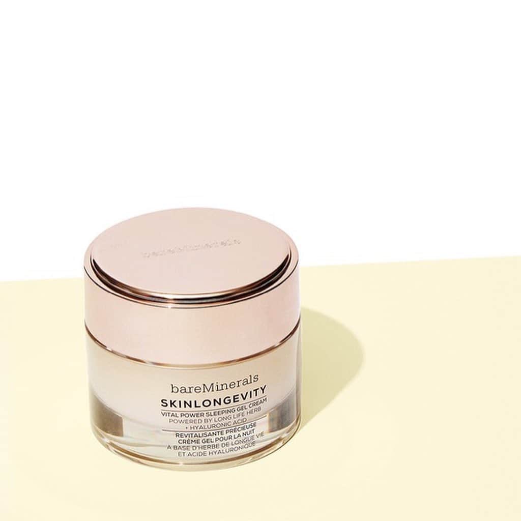 bareMinerals JPさんのインスタグラム写真 - (bareMinerals JPInstagram)「【乾燥の季節に出てくるカサカサ、ゴワゴワの肌トラブルのお悩み解消！スキンロンジェヴィティで"冬🍂の枯れ肌"から守る】﻿ ﻿ 毎年、寒くなり始めると気なるのが乾燥…﻿ 気温差もあり睡眠のトラブルや体調を崩しやすくなるように肌トラブルも起こりやすい時期です。﻿ ﻿ 肌のゴワつきやカサカサ、キメの乱れ、くすみなど肌ダメージを感じ始めたら、早いうちに肌のレスキューが大事✨﻿ いつものスキンケアルーティンから少し丁寧にお肌をいたわってケアしてあげましょう😊﻿ ﻿ スキンロンジェヴィティシリーズは﻿ たくさんのミネラルやビタミンを含んだ沖縄のパワーベジタブル長命草🌿の恵みを閉じ込めたスキンケア。エイジングサインを跳ね返し、いつまでもみずみずしくハリのある明るい肌に導いてくれるシリーズです👆﻿ ﻿ 美容液のやわらかなとろみのある上質なテクスチャーは吸い込まれるような肌なじみで、ミネラル成分やうるおいがぐんぐん肌に届きます。﻿ 肌に負担となる不要な添加物を使用せずクリーンなビーガンフォーミュラ。﻿ リニューアルしたスキンロンジェヴィティロングライフハーブセラム は強く健やかな肌を継続できるように美容成分を新たに配合😍 さらにみずみずしくハリや、ツヤのある肌に導きます。﻿ ﻿ 洗顔後の肌に2～3プッシュなじませるだけ。化粧水は不要です。﻿ ﻿ 乾燥が目立ちやすい目元のお手入れには、アイ ジェルクリームを。コクのあるジェルクリームがみずみずしいうるおいを長時間とどめます✨﻿ ﻿ 夜のお手入れにはスリーピング ジェル クリームがおすすめ😌﻿ ベルガモットとユーカリの香りに包まれて心身ともにリラックス。﻿ 冬のナイトタイムをゆっくりお楽しみください🌙﻿ ﻿ ﻿ ◆スキンロンジェヴィティ ロングライフハーブ セラム﻿ 7,500円(税抜)﻿  ◆スキンロンジェヴィティ VP スリーピング ジェル クリーム﻿ 5,000円(税抜)﻿  ◆スキンロンジェヴィティ VP アイ ジェルクリーム﻿ 4,800円(税抜)﻿ ﻿ ﻿ ﻿ #ベアミネラル #bareminerals #スキンロンジェヴィティ #スリーピングジェルクリーム #スリーピングマスク #エイジングケア #スキンケア #時短ケア #時短美容 #美肌ケア #ナイトケア #ナイトケアクリーム #美容クリーム #保湿クリーム #美容液 #乾燥対策 #保湿 #洗い流さないパック #シワシミたるみ #長命草 #おうちエステ #ナイトルーティーン #スペシャルケア #目もとケア #シワ #目元 #目元美人 #ビーガンコスメ #ヴィーガンコスメ #クリーンビューティー」11月18日 17時32分 - bareminerals_jp