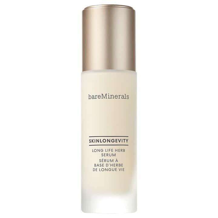 bareMinerals JPさんのインスタグラム写真 - (bareMinerals JPInstagram)「【乾燥の季節に出てくるカサカサ、ゴワゴワの肌トラブルのお悩み解消！スキンロンジェヴィティで"冬🍂の枯れ肌"から守る】﻿ ﻿ 毎年、寒くなり始めると気なるのが乾燥…﻿ 気温差もあり睡眠のトラブルや体調を崩しやすくなるように肌トラブルも起こりやすい時期です。﻿ ﻿ 肌のゴワつきやカサカサ、キメの乱れ、くすみなど肌ダメージを感じ始めたら、早いうちに肌のレスキューが大事✨﻿ いつものスキンケアルーティンから少し丁寧にお肌をいたわってケアしてあげましょう😊﻿ ﻿ スキンロンジェヴィティシリーズは﻿ たくさんのミネラルやビタミンを含んだ沖縄のパワーベジタブル長命草🌿の恵みを閉じ込めたスキンケア。エイジングサインを跳ね返し、いつまでもみずみずしくハリのある明るい肌に導いてくれるシリーズです👆﻿ ﻿ 美容液のやわらかなとろみのある上質なテクスチャーは吸い込まれるような肌なじみで、ミネラル成分やうるおいがぐんぐん肌に届きます。﻿ 肌に負担となる不要な添加物を使用せずクリーンなビーガンフォーミュラ。﻿ リニューアルしたスキンロンジェヴィティロングライフハーブセラム は強く健やかな肌を継続できるように美容成分を新たに配合😍 さらにみずみずしくハリや、ツヤのある肌に導きます。﻿ ﻿ 洗顔後の肌に2～3プッシュなじませるだけ。化粧水は不要です。﻿ ﻿ 乾燥が目立ちやすい目元のお手入れには、アイ ジェルクリームを。コクのあるジェルクリームがみずみずしいうるおいを長時間とどめます✨﻿ ﻿ 夜のお手入れにはスリーピング ジェル クリームがおすすめ😌﻿ ベルガモットとユーカリの香りに包まれて心身ともにリラックス。﻿ 冬のナイトタイムをゆっくりお楽しみください🌙﻿ ﻿ ﻿ ◆スキンロンジェヴィティ ロングライフハーブ セラム﻿ 7,500円(税抜)﻿  ◆スキンロンジェヴィティ VP スリーピング ジェル クリーム﻿ 5,000円(税抜)﻿  ◆スキンロンジェヴィティ VP アイ ジェルクリーム﻿ 4,800円(税抜)﻿ ﻿ ﻿ ﻿ #ベアミネラル #bareminerals #スキンロンジェヴィティ #スリーピングジェルクリーム #スリーピングマスク #エイジングケア #スキンケア #時短ケア #時短美容 #美肌ケア #ナイトケア #ナイトケアクリーム #美容クリーム #保湿クリーム #美容液 #乾燥対策 #保湿 #洗い流さないパック #シワシミたるみ #長命草 #おうちエステ #ナイトルーティーン #スペシャルケア #目もとケア #シワ #目元 #目元美人 #ビーガンコスメ #ヴィーガンコスメ #クリーンビューティー」11月18日 17時32分 - bareminerals_jp