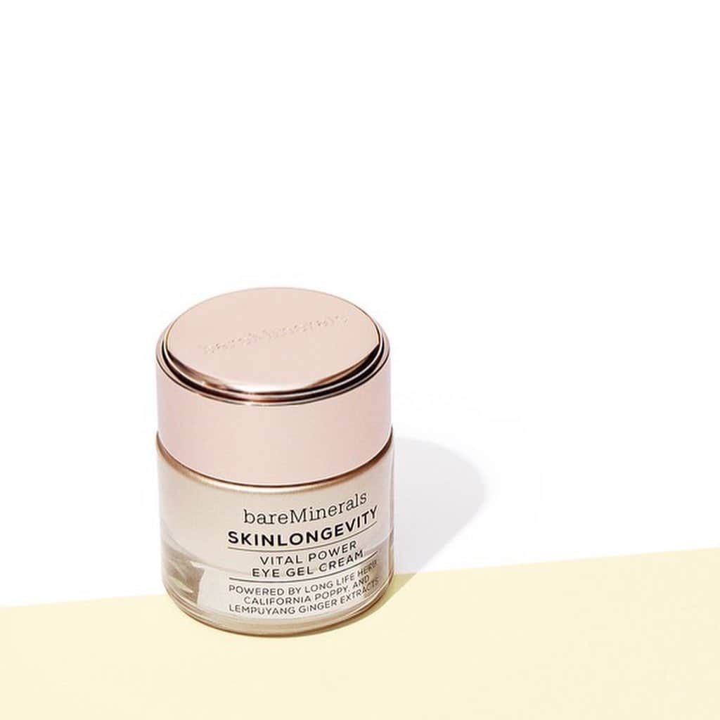 bareMinerals JPさんのインスタグラム写真 - (bareMinerals JPInstagram)「【乾燥の季節に出てくるカサカサ、ゴワゴワの肌トラブルのお悩み解消！スキンロンジェヴィティで"冬🍂の枯れ肌"から守る】﻿ ﻿ 毎年、寒くなり始めると気なるのが乾燥…﻿ 気温差もあり睡眠のトラブルや体調を崩しやすくなるように肌トラブルも起こりやすい時期です。﻿ ﻿ 肌のゴワつきやカサカサ、キメの乱れ、くすみなど肌ダメージを感じ始めたら、早いうちに肌のレスキューが大事✨﻿ いつものスキンケアルーティンから少し丁寧にお肌をいたわってケアしてあげましょう😊﻿ ﻿ スキンロンジェヴィティシリーズは﻿ たくさんのミネラルやビタミンを含んだ沖縄のパワーベジタブル長命草🌿の恵みを閉じ込めたスキンケア。エイジングサインを跳ね返し、いつまでもみずみずしくハリのある明るい肌に導いてくれるシリーズです👆﻿ ﻿ 美容液のやわらかなとろみのある上質なテクスチャーは吸い込まれるような肌なじみで、ミネラル成分やうるおいがぐんぐん肌に届きます。﻿ 肌に負担となる不要な添加物を使用せずクリーンなビーガンフォーミュラ。﻿ リニューアルしたスキンロンジェヴィティロングライフハーブセラム は強く健やかな肌を継続できるように美容成分を新たに配合😍 さらにみずみずしくハリや、ツヤのある肌に導きます。﻿ ﻿ 洗顔後の肌に2～3プッシュなじませるだけ。化粧水は不要です。﻿ ﻿ 乾燥が目立ちやすい目元のお手入れには、アイ ジェルクリームを。コクのあるジェルクリームがみずみずしいうるおいを長時間とどめます✨﻿ ﻿ 夜のお手入れにはスリーピング ジェル クリームがおすすめ😌﻿ ベルガモットとユーカリの香りに包まれて心身ともにリラックス。﻿ 冬のナイトタイムをゆっくりお楽しみください🌙﻿ ﻿ ﻿ ◆スキンロンジェヴィティ ロングライフハーブ セラム﻿ 7,500円(税抜)﻿  ◆スキンロンジェヴィティ VP スリーピング ジェル クリーム﻿ 5,000円(税抜)﻿  ◆スキンロンジェヴィティ VP アイ ジェルクリーム﻿ 4,800円(税抜)﻿ ﻿ ﻿ ﻿ #ベアミネラル #bareminerals #スキンロンジェヴィティ #スリーピングジェルクリーム #スリーピングマスク #エイジングケア #スキンケア #時短ケア #時短美容 #美肌ケア #ナイトケア #ナイトケアクリーム #美容クリーム #保湿クリーム #美容液 #乾燥対策 #保湿 #洗い流さないパック #シワシミたるみ #長命草 #おうちエステ #ナイトルーティーン #スペシャルケア #目もとケア #シワ #目元 #目元美人 #ビーガンコスメ #ヴィーガンコスメ #クリーンビューティー」11月18日 17時32分 - bareminerals_jp