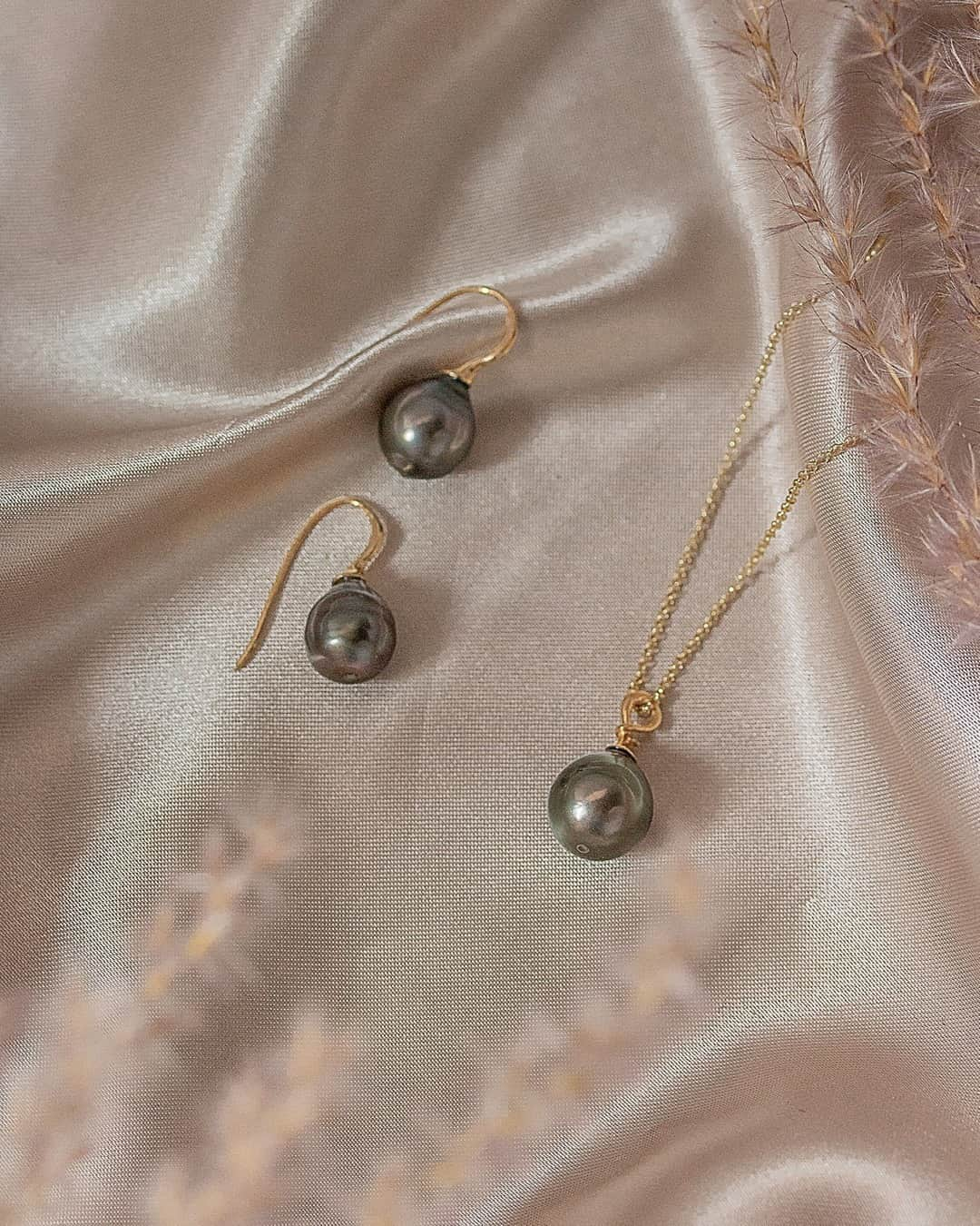 ダウアー&ホールさんのインスタグラム写真 - (ダウアー&ホールInstagram)「Tahitian pearls take their name from the fact that they are cultivated near the island of Tahiti. The darker colour of those pearls make them rare, unique and truly stunning. Don’t you think they mix perfectly with our Waterfall design? 😍⠀⠀⠀⠀⠀⠀⠀⠀⠀ ⠀⠀⠀⠀⠀⠀⠀⠀⠀ -⠀⠀⠀⠀⠀⠀⠀⠀⠀ - ⠀⠀⠀⠀⠀⠀⠀⠀⠀ #dowerandhall #pearljewellery #tahitianpearls #blackpearls #goldjewellery #preciousdesign #jewellerylovers #pearlslovers #pearlaesthetic #beigeaesthetic #parisianvibes #britishdesign #elegantstyle #parisianchic」11月18日 17時43分 - dowerandhall