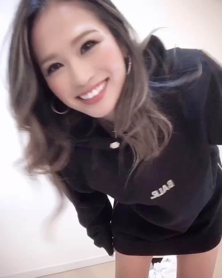 彩希エリナのインスタグラム：「@balr_jpn 届いたー📦✨ダボっとパーカー可愛い🖤何故か2枚共ポッケがあると勘違いするわたし😂www @balancestyle @bslashfootball @giocatore_jpn #balancestyle #footballfashion #showroom #casualstyle #casualfashion #balr #fashionmovie #clothes #ファッション #パーカー #パーカー女子 #だぼっとパーカー #カジュアルファッション #カジュアルスタイル #秋冬ファッション #洋服 #ボーラー #お着替え動画 #ポッケはなし」