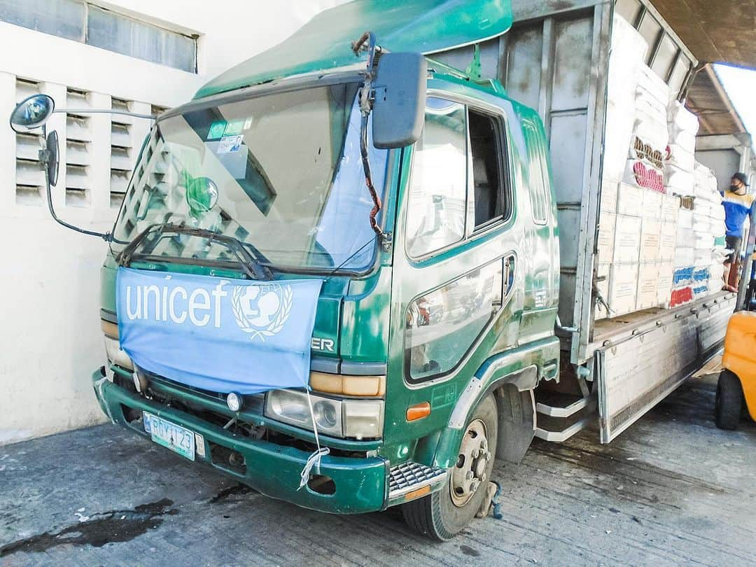 アン・カーティスさんのインスタグラム写真 - (アン・カーティスInstagram)「@unicefphils Emergency Response Update. Being in evacuation centers can take a toll on children. That’s why it is important to give children a SAFE SPACE. Aside from the emergency life saving supplies, UNICEF also provides school-in-a-box kits and tents for safe child-friendly spaces. It’s important for children to have these safe environments to help them have somewhat a sense of normalcy or a distraction to help them overcome stress. These will be delivered to #Albay.  YOU CAN HELP @unicefphils reach more typhoon affected areas by donating at https://donate.unicef.ph link is in my bio!」11月18日 17時36分 - annecurtissmith