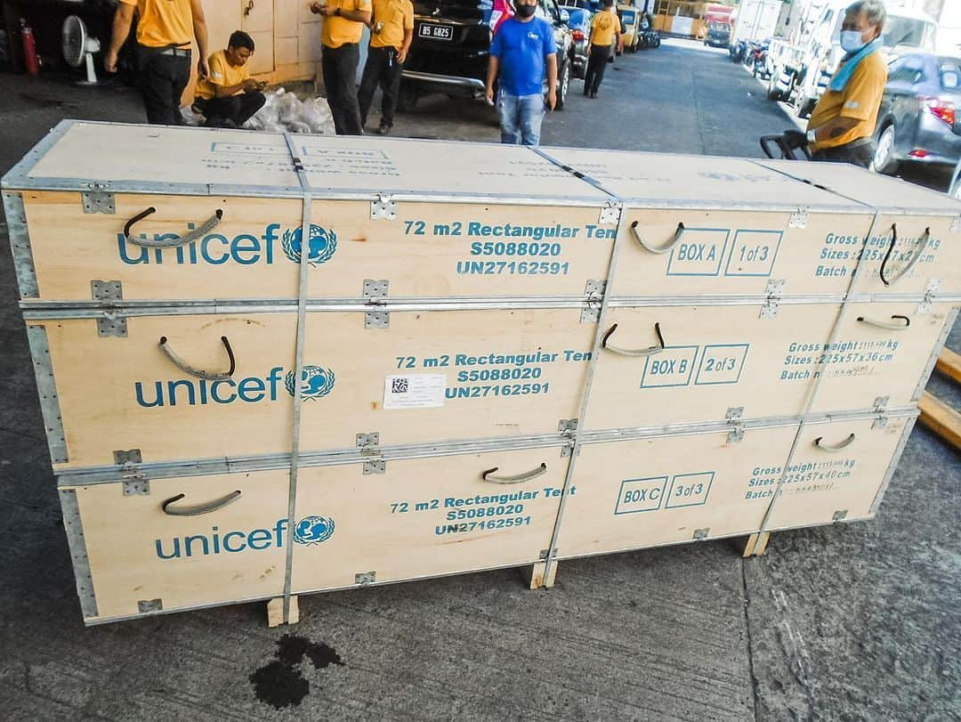 アン・カーティスさんのインスタグラム写真 - (アン・カーティスInstagram)「@unicefphils Emergency Response Update. Being in evacuation centers can take a toll on children. That’s why it is important to give children a SAFE SPACE. Aside from the emergency life saving supplies, UNICEF also provides school-in-a-box kits and tents for safe child-friendly spaces. It’s important for children to have these safe environments to help them have somewhat a sense of normalcy or a distraction to help them overcome stress. These will be delivered to #Albay.  YOU CAN HELP @unicefphils reach more typhoon affected areas by donating at https://donate.unicef.ph link is in my bio!」11月18日 17時36分 - annecurtissmith