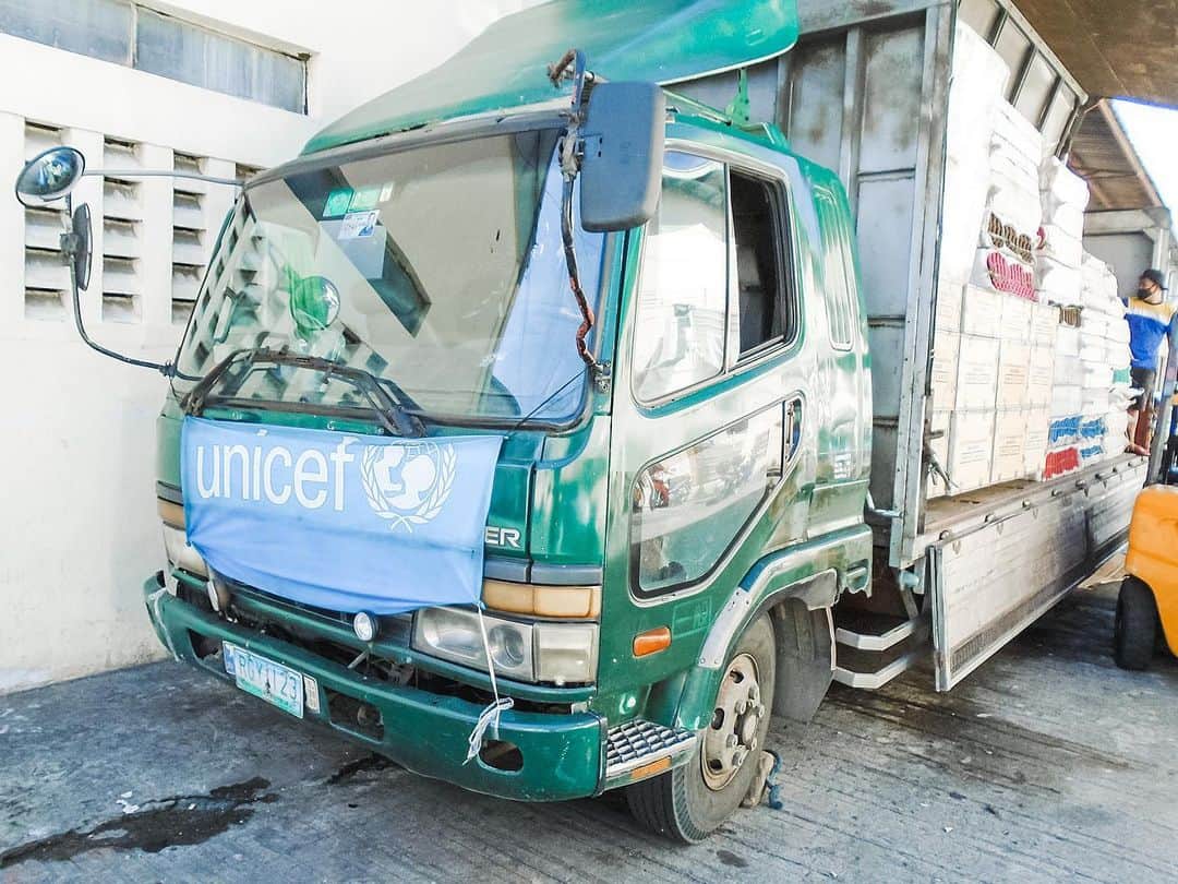 アン・カーティスのインスタグラム：「@unicefphils Emergency Response Update. Being in evacuation centers can take a toll on children. That’s why it is important to give children a SAFE SPACE. Aside from the emergency life saving supplies, UNICEF also provides school-in-a-box kits and tents for safe child-friendly spaces. It’s important for children to have these safe environments to help them have somewhat a sense of normalcy or a distraction to help them overcome stress. These will be delivered to #Albay.  YOU CAN HELP @unicefphils reach more typhoon affected areas by donating at https://donate.unicef.ph link is in my bio!」