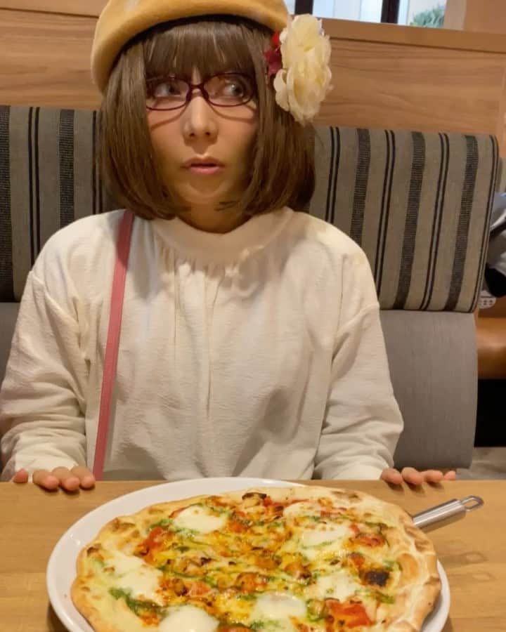 木部さんのインスタグラム：「ベキちゃんは人気ラーメン店！🍜✨  　きべはファミレスのマルゲリータ！🍕  「おいしかー。」😋  #マルゲリータ #ピザ🍕 #おいしい　#眼鏡女子 #pizza🍕 #pizzamargherita #yummy」