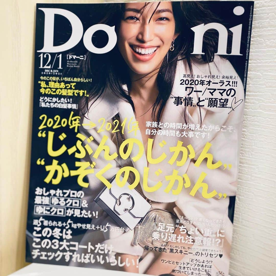 岡嶋かな多のインスタグラム：「【Domaniさんに特集して頂きました！！】 今月号、、見開き4ページ、、、！！！ YMO、QUEEN、ユニコーン、数々のアーティストを撮って来たレジェンド、三浦憲治さんによる撮影、 そして 田中 みほさんによる愛あふれるライティング、掲載頂いています。 プロの皆さまに囲まれての撮影＆インタビューは、 とっても緊張しましたが、ほんと素晴らしい経験で、 特に家族で写真を撮ってもらっている瞬間は、 幸せで目が潤む程でした✨  機会ありましたら、是非お手にとって見て頂けたら嬉しいです！！  "じぶんのじかん""かぞくのじかん” https://domani.shogakukan.co.jp/412328 寺島しのぶさん、大島美幸さん、寺田明日香さん、坂本美雨さん、岡嶋かな多さん、矢上浄子さんという、各界で活躍する6人の女性たちにインタビュー！様々な変化に見舞われた2020年、そして2021年に向けて、「自分」と 「家族」のあり方について語っていただきました。 @domani_official  #domani #intervew #familyphoto」