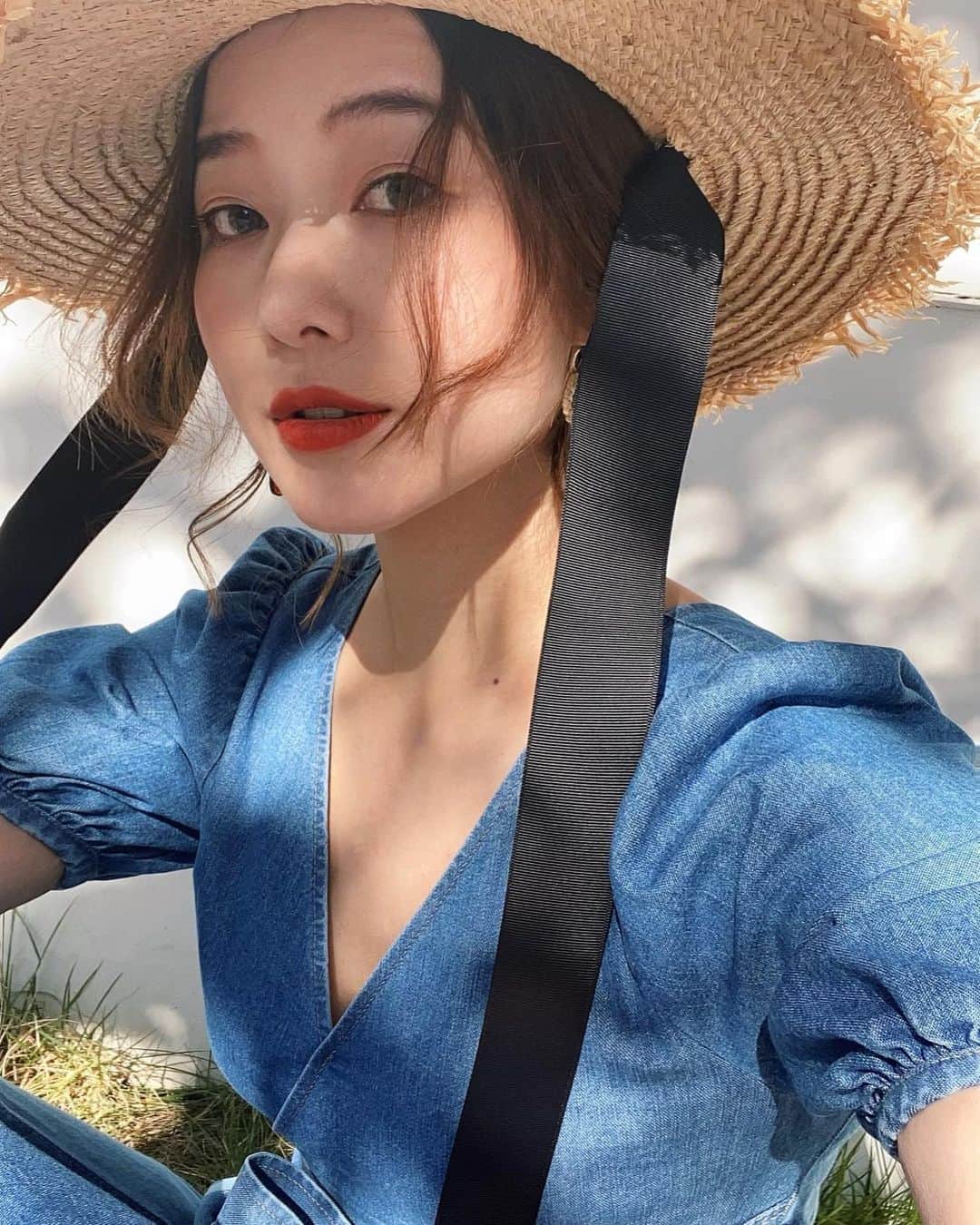 ikeda chizuruのインスタグラム：「WEB展示会チェックして頂けましたか？﻿ ﻿ 早速予約がたくさん付いてる﻿ 人気アイテムが盛り沢山ーーー！✊✨﻿ ﻿ ワンピースの中で特に人気の﻿ このデニムワンピース👗﻿ ﻿ めーーーーっちゃスタイルよく見えて﻿ 撮影の時みんなで"買うー"って﻿ 盛り上がったよ🤣✊﻿ ﻿ 私も普段着るタイプのお洋服じゃ無いけど﻿ コレは本気で欲しくなった！！﻿ ﻿ ウエストのラインが﻿ 高めの位置で脚長に見えるし﻿ 身体に沿ってくびれ演出してくれるし﻿ 胸元は鎖骨見えて小顔に見えるし﻿ 二の腕はパフスリーブで細く見える！﻿ ﻿ 神スタイルアップワンピース👗✨✨✨﻿ ﻿ @ayumi_kodama721  が﻿ ベージュ着てたからチェックしてみてね🤗﻿ ﻿ ✔︎予約商品10%OFF﻿ ✔︎予約商品送料無料！﻿ ✔︎予約商品ポイント20倍！﻿ ﻿ —————————————————﻿ コーデ詳細は@mercuryduo_chizuru ﻿ TOPのURLからチェックしてね✔︎」