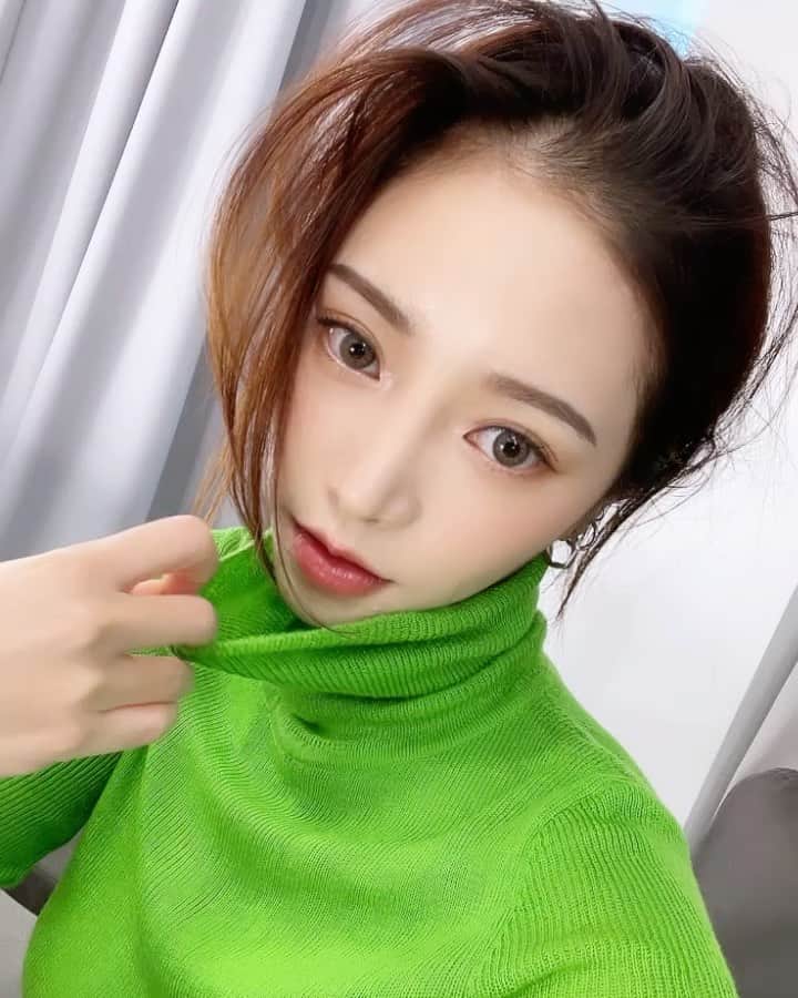 トキのインスタグラム：「요고 목도 하나도 안답답한데 그와중에 컬러까지 이쁜거보소.. 취저취저💚💚💚」