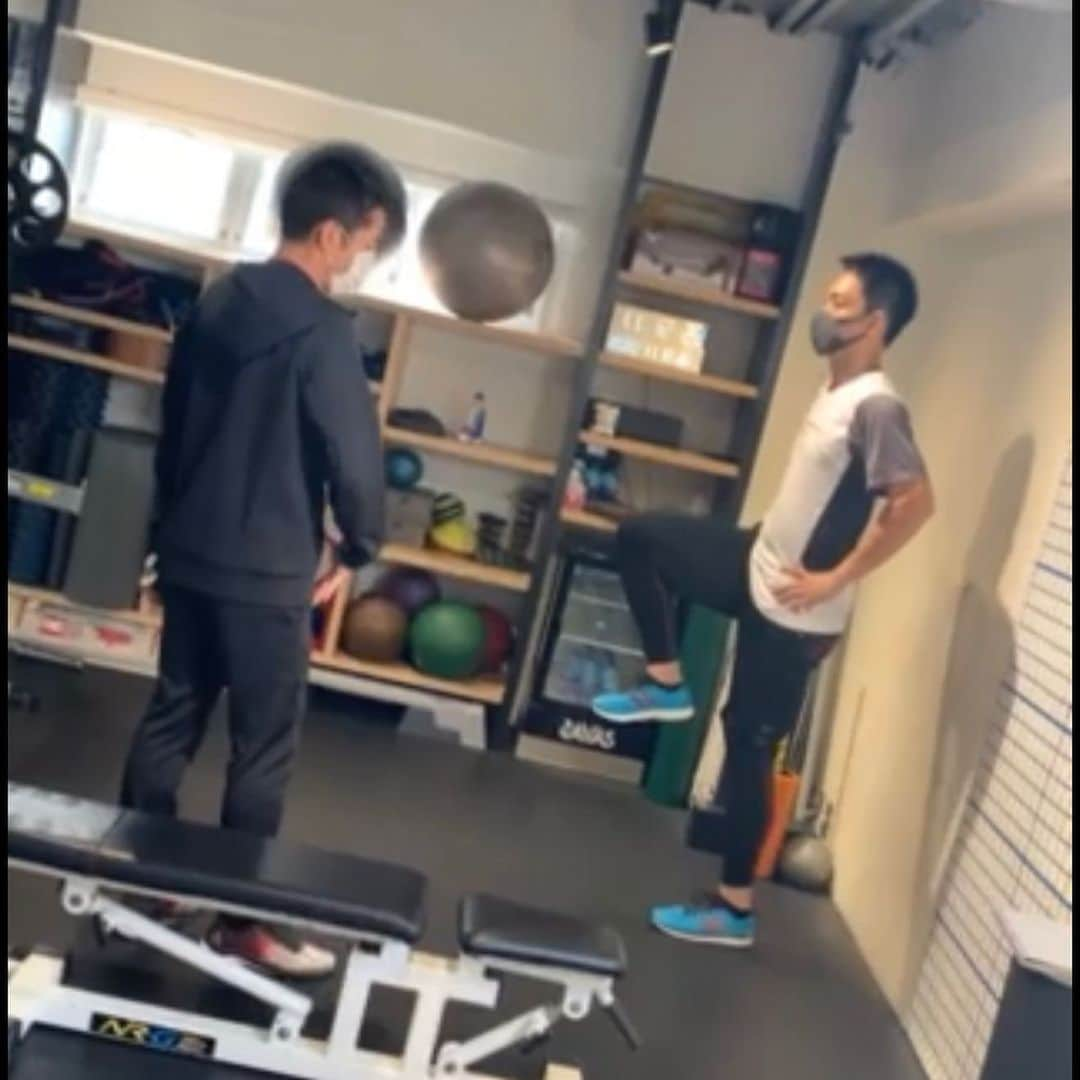 吉田輝幸さんのインスタグラム写真 - (吉田輝幸Instagram)「メジャーリーガーのトレーニング指導  全てはカウンセリングが重要！！ 情報を整理して、あるべき姿と現状のギャップを埋める作業です！！  ホワイトボード一面に これがめちゃくちゃ重要なんですよね〜ー ほとんどモザイクですけど。笑  アメリカで活躍している秋山翔吾選手のトレーニングサポート 指導するようになって5年目くらいですかね？？ 最初に来たときはジョギングするのも痛みが出ていて厳しい状況からのスタートだったのが懐かしいです。 翌年には西武ライオンズでフル出場し、その翌年は首位打者 そしてフル出場の記録も樹立し、そして今シーズンからメジャーリーグにチャレンジ  スポーツ選手は オフのトレーニングが非常に重要な位置づけになることは言うまでもありません。  この期間で、きついトレーニングで追い込むことは簡単で 中身ある最終的にグランドで活躍できる状態に持っていくのが私の仕事です。  全ての理論は私が考案した 【コアパフォーマンス®︎】 に集約されています！！  これで個別のプログラムを構築し最短で最大の効果を発揮します！！  #コアパフォーマンス #pcp #パーソナルトレーニング #ビジネスアスリート #中目黒 #reebok」11月18日 17時50分 - yoshida_pcp