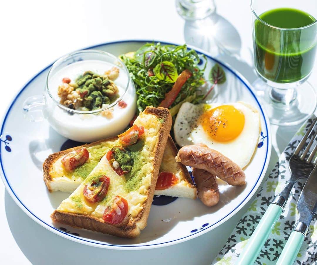kyusai_kale_officialさんのインスタグラム写真 - (kyusai_kale_officialInstagram)「. こんにちは！今回は朝から元気になれる朝食プレートをご紹介します。 ケールをか“ケール”だけのヨーグルトに、ケールをか“ケール”トースト、一日張り切って頑張れそうな朝食です。手軽に試せるのでぜひお試しください！ . レシピ・・・というほどでもないので簡単にご紹介♪ いずれも「ザ・ケール マイルド風味」（ケール粉末）をかけています☆ . ●か”ケール” グラノーラヨーグルト 器にヨーグルトを盛り、グラノーラをのせ、ケールをか”ケール”だけ♪ . ●か”ケール”トースト トーストにスライスチーズ、４等分に切ったミニトマトを乗せて焼き、 ケールをか”ケール”だけ♪ . ●その他 目玉焼き、焼いたウィンナー、葉野菜サラダをプレートに盛り、 さらに冷凍青汁を添えて、急いでいる朝も手軽に野菜をプラスできる朝食プレートの出来上がりです！ . . #ケール #ケールワーク #ザケール #ザケールマイルド #キューサイ #qsai #ケール大好き #かケール #かけるだけ #朝食 #朝食プレート #朝ごはん #朝ごはんプレート #グラノーラ #ヨーグルト #トースト #サラダ #朝ごはん部 #朝ごぱん #モーニング #あさごぱん #朝活 #朝食ワンプレート #ゆったり時間 #ワンプレートごはん #ワンプレート朝ごはん #豊かな食卓 #ヘルシーメニュー #ワンプレート #あさごはん」11月18日 17時51分 - kyusai_kale_official