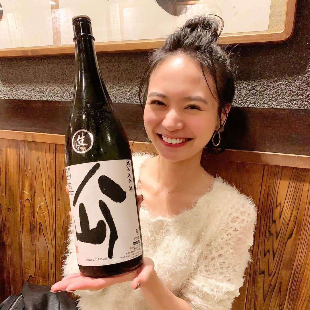 緑川静香さんのインスタグラム写真 - (緑川静香Instagram)「【しーたん日本酒録】﻿ ﻿ 八戸酒造@青森﻿ 裏 陸奥八仙 純米大吟醸 生﻿ ﻿ あらばしりと責めをブレンドした隠し酒。﻿ ﻿ 肩こりがどーしよーもなくてネガモードのとき一気にポジティブになっちゃうやーつ。ふふ、裏っていいよね、裏って。﻿ ﻿ #しーたん日本酒録 #唎酒師 #日本酒 #日本酒女子 #八戸酒造 #青森 #陸奥八仙 #裏八仙 #純米大吟醸 #華想い #sake #japanesesake #sakestagram #sakebottle #일본술 ﻿ #華想い50%﻿ #とても華やか﻿ #このガス感すき #スッキリながらも旨味を持ち合わせる﻿ #たまらんね」11月18日 17時46分 - midorikawa_shizuka