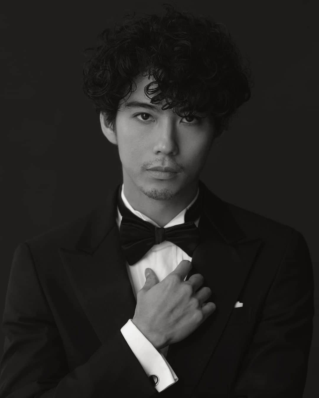 長山一樹のインスタグラム：「GQ JAPANにて賀来賢人さん×Brooks Brothersの撮影を担当させていただきました。  これがまたズッコケるぐらいカッコよかったですね。  @gqjapan  @brooksbrothersjapan  Model @kento_kaku  Stylist @arata0719  Hairmake #tatsuyanishioka Writer @junyahasegawa  Editor @takasugi_gqjapan  Set design #takayukimitsuizumi  Photographer @kazuki_nagayama  #gqjapan #brooksbrothers #賀来賢人 #mensfashion #gentlemanstyle #suit #photography #portrait #hasselblad #h6d #kazukinagayama #長山一樹」