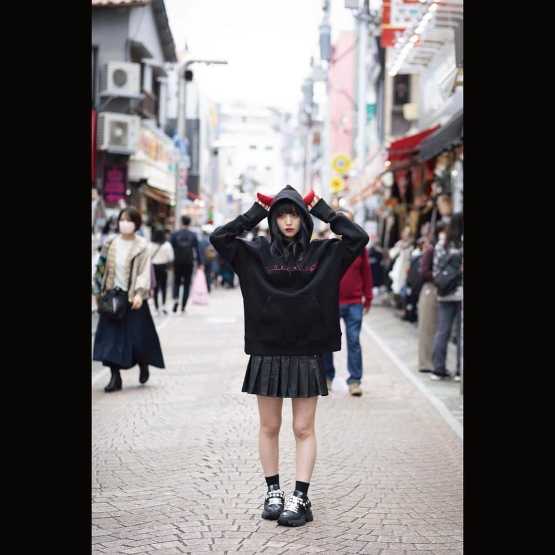 SiMさんのインスタグラム写真 - (SiMInstagram)「【SiM WiNTER COLLECTION 2020】  -HORNED HOODiE "Devil In My Heart"-  受注期間:11/22(日) 23:59まで 受付はこちらへ→collectivejp.com  Model: @raimu0726_official  Photo: @hideaki_nagata Hair make:  @makisakate Project Assistant:  @s.uneo」11月18日 18時00分 - sim_japan