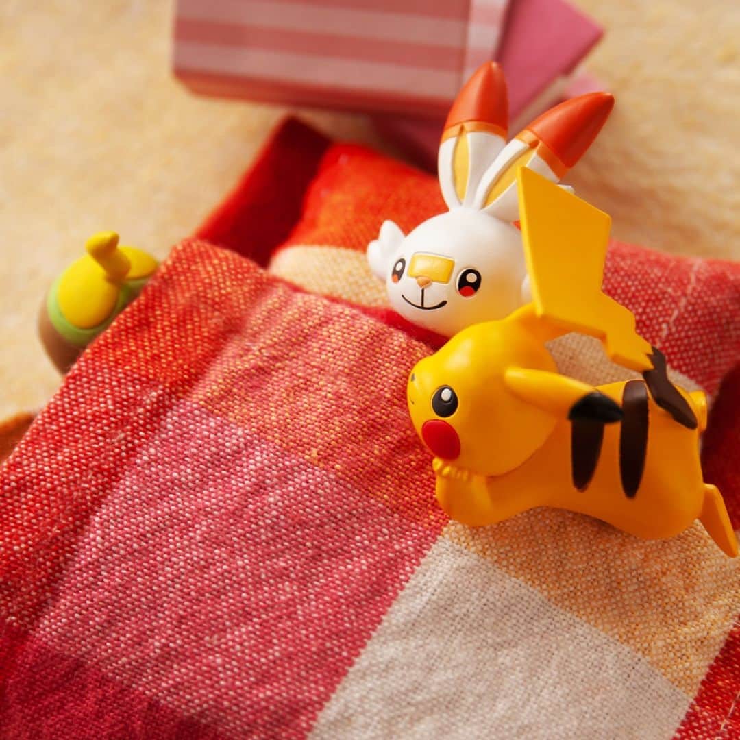 のインスタグラム：「【今日のピカチュウ】 お布団って気持ちいいよね🛌💤 ワンパチ、おしりが隠れていないよ😂 #pikachu #scorbunny #yamper #pokemon #pikachu_snap #photooftheday #bed #sleeping #nap #zzz #ピカチュウ #ヒバニー #ワンパチ #ポケモン #ベッド #布団 #すやすや」
