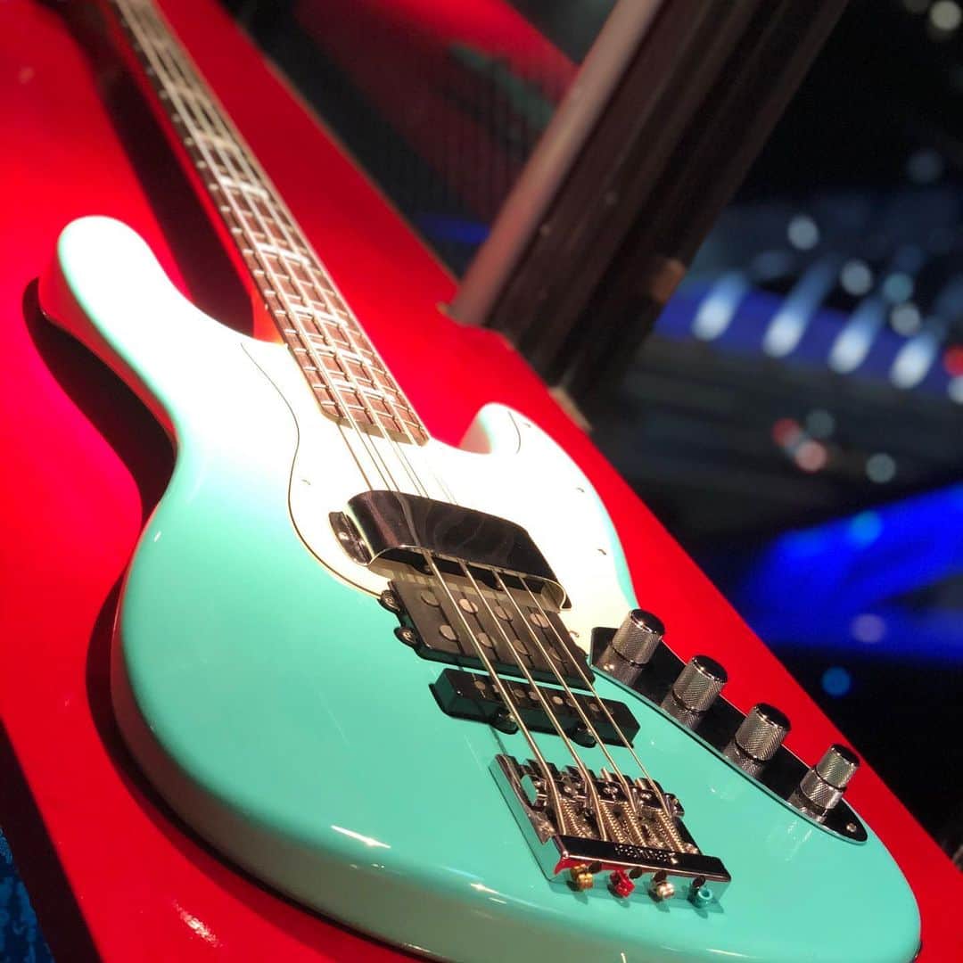 日野賢二のインスタグラム：「Filming Music Video now with My signature Fender Jino Jazz Bass撮PV 影なう〜ウィズ  “フェンダー ジノジャズ ベース”なう」