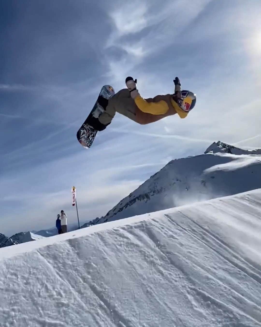 レッドブルのインスタグラム：「@marcuskleveland shut it DOWN 🤯 🔥  🎥 : @nummedal #redbull #givesyouwiiings #snow #snowboarding #backflip #winter #austria」