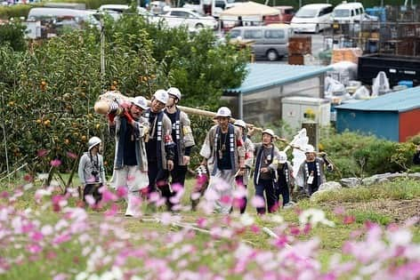 さいたまつりさんのインスタグラム写真 - (さいたまつりInstagram)「【🏮埼玉の祭りハイライト🏮 〜「龍勢祭」〜】 毎年10月に秩父・吉田地区で行われる「龍勢（りゅうせい）祭」は、秩父を代表する祭りの一つ🔥  「龍勢」とは、代々伝承されてきた農民による手作りロケットのことで、手作りとは思えないほど空高く打ち上がる様子は見応えがあります！ 　 === 1枚目、2枚目の写真は、龍勢が打ち上げられる様子。晴れ渡った空にまっすぐ打ち上るものもあれば、打ち上がることなく筒が爆発してしまうもの（つっぱね）もあり、その緊張感も龍勢祭の醍醐味です。 　 3枚目は、コスモス畑の広がる打ち上げ会場に向けて、龍勢を担いだ龍勢師が向かう様子。 　 4枚目は、大勢の観客で埋め尽くされ、歓声が上がる会場の桟敷席。椋神社前には、打ち上げ前に口上（こうじょう）※1が読み上げられる櫓（やぐら）もあります。 === 　 一つ一つに龍勢師の熱い想いとストーリーが詰まった「龍勢祭」を来年は現地で楽しみたいですね！ 　 ＊＊＊ 　 2020年度の「龍勢祭」は、新型コロナウイルス感染拡大防止のため中止となります。 #龍勢祭 #さいたまつり #埼玉 #saitama #saitamatsuri #japan #祭 #matsuri #festival」11月18日 18時00分 - saitamatsuri