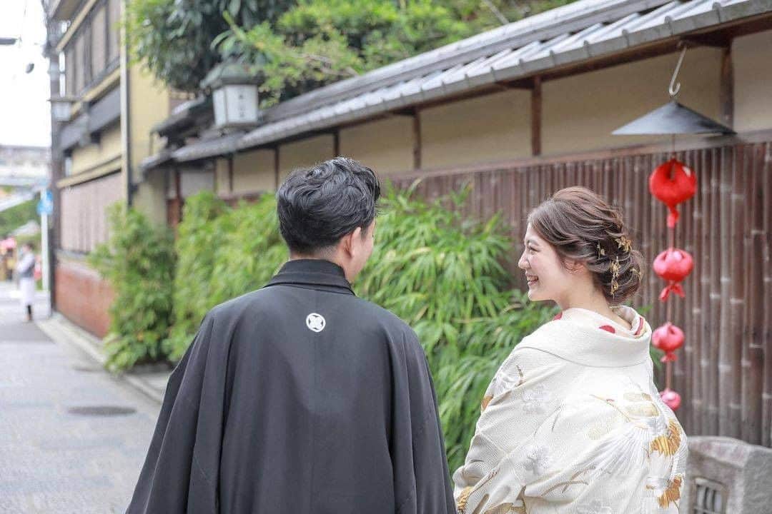 ゼクシィさんのインスタグラム写真 - (ゼクシィInstagram)「【京都の街並みに映える！和装前撮りSNAP👘】 . 今回は、#ゼクシィ2020 のハッシュタグをつけて 投稿頂いた中から、京都での和装前撮りをした 先輩花嫁さんのロケーションフォトをご紹介します。 . 結婚式当日の衣裳はドレスも白無垢も白。 だからこそ前撮りでは色が欲しいと考えて、 大好きな色で京都の街並みにも映える赤を選択❤️ . 白地に赤のお花が映える引き振袖に、 リボン形に結んだ金の帯でキュートな花嫁姿は 京都の道ゆく人たちから注目の的。 「おめでとう」と声をかけてくれる人も🥰 . 羽織った打ち掛けは引き振袖に合わせて 白ベースにゴールドのモチーフが入ったものを。 ブーケは秋を意識した花材のドライブーケ💐 . ヘッドドレス、ネイルはブラウン系で統一。 引き振袖の引き立てる色使いが上手な 全身コーディネートにも注目👏 . @honahonawedding さま . . +♥+:;;;:+♥+:;;;:+♥+:;;;:+♥+:;;;:+♥+:;;;:+♥ . プロポーズから結婚式まで素敵なお写真募集中！ . ゼクシィ公式アカウントでお写真を紹介してみませんか？ 【#ゼクシィ2020】 を付けて投稿してください📮⭐️ . +♥+:;;;:+♥+:;;;:+♥+:;;;:+♥+:;;;:+♥+:;;;:+♥ . ▼花嫁さんダウンロード数No.1 ゼクシィアプリはURLから💍 @zexyrecruit . . #和装#京都前撮り#和装ヘア#和装前撮り#色打掛 _ #和装婚#和装結婚式#和装小物#打掛#和婚#ウェディングフォト#卒花#卒花嫁#2020冬婚 _ #2020秋婚#2020夏婚#2020春婚#結婚準備#結婚式準備#全国のプレ花嫁さんと繋がりたい#日本中のプレ花嫁さんと繋がりたい#花嫁#ウェディング#プレ花嫁 _ #結婚式#ゼクシィ#ちーむゼクシィ#幸せが動きだしたらゼクシィ」11月18日 18時00分 - zexyrecruit