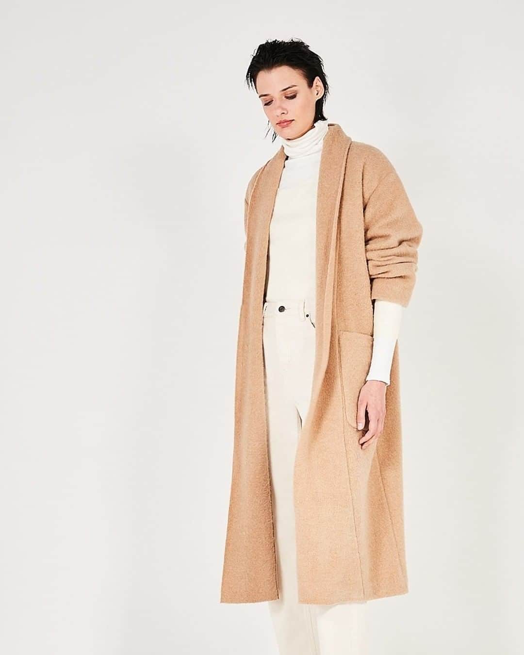 アメリカンビンテージのインスタグラム：「With these new opaline shades, this fresh medley stirs up the American Vintage wardrobe basics and the star pieces of the season like the coat Onobay. ___ #AmericanVintage #FW20 #womenswear」