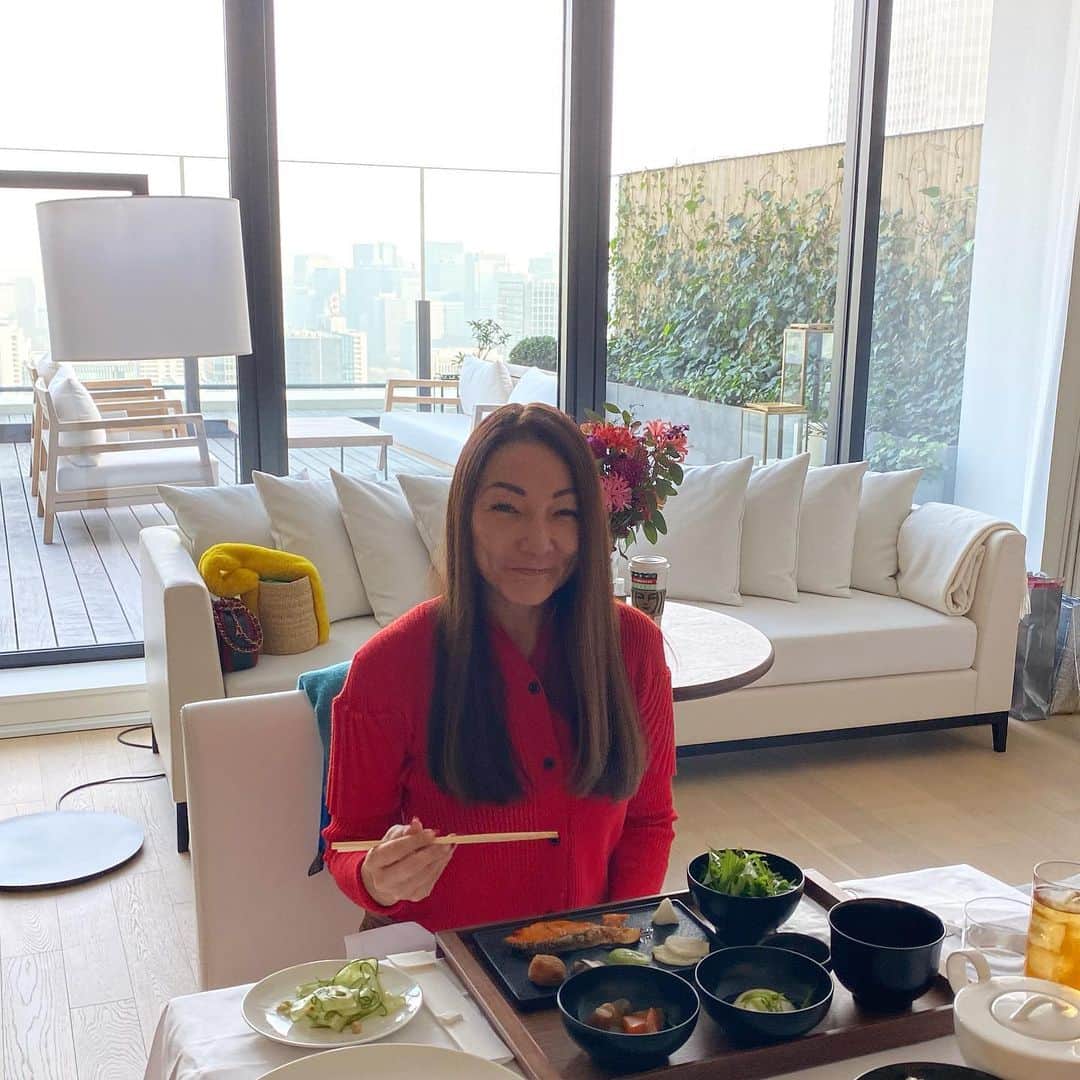 のインスタグラム：「今朝はルームサービスしてみました！今日はずっと忙しいから朝はしっかり食べないとね！💪🏼  近くで火事があったみたいだね。 空はちょっと煙っぽかったけど大丈夫！  そして来年出版する本の打ち合わせをじっくりしましたよ！👍🏼 出版社の皆さんには 私の思いをしっかり伝えられたと思う！😊  打ち合わせ終わってから スパに行ってお部屋にあるBlack Teaの香りのボディローションとシャワージェルを ゲット！めちゃくちゃ香りが良いの！❤️❤️  ワクワクがいっぱい！ たくさん楽しみだぁ〜〜！🤗  #ルームサービス #ワクワクする事を考えよう #Black Tea #来年本を出版するよぉ！✍🏻」