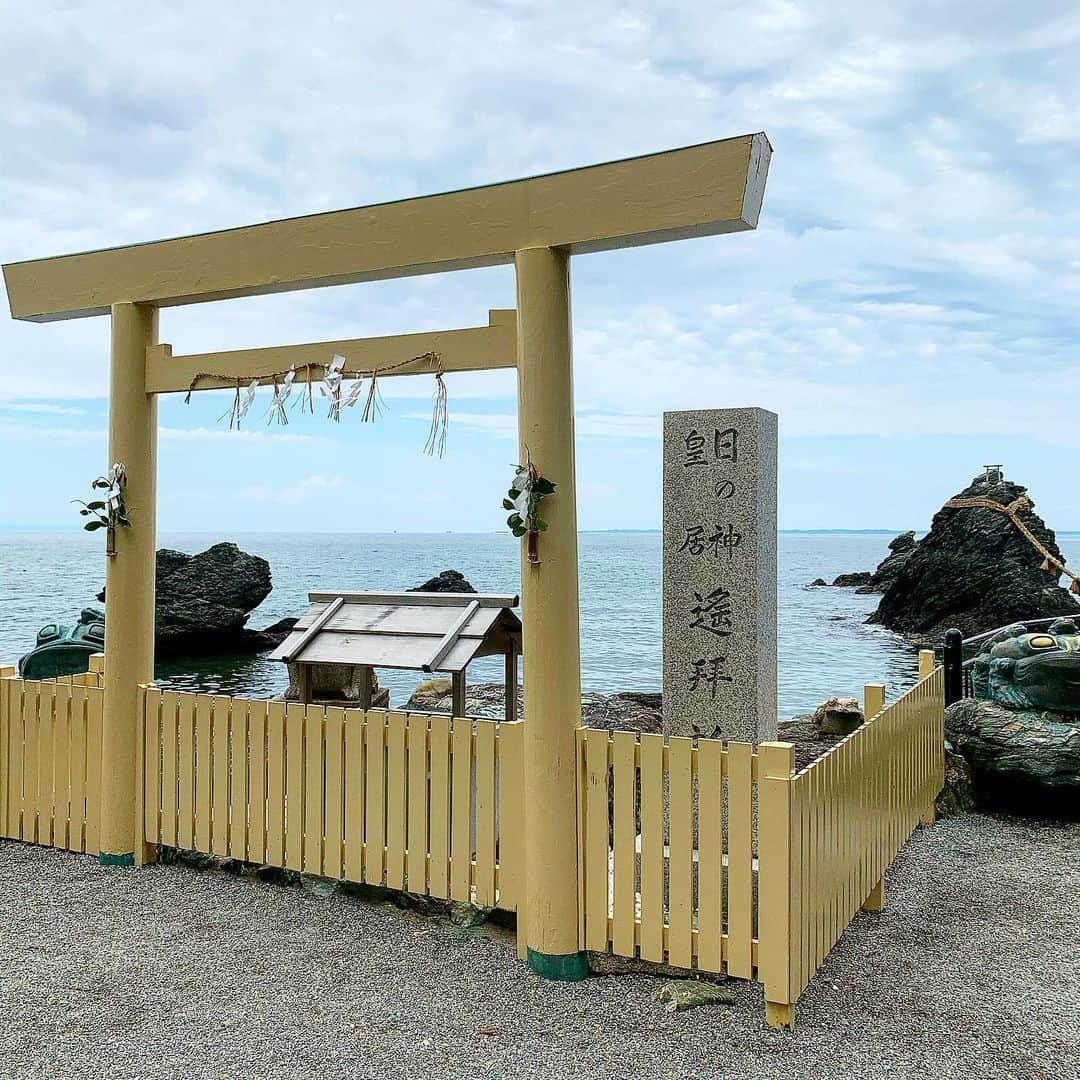 あっくんのインスタグラム：「#神社名 #二見興玉神社  #shrinename #futamiokitamashrine  #場所 #三重県伊勢市 #Plase #miekeniseshi  #御祭神 #猿田彦神 #宇迦之御魂神 #大綿津見神 #Deity #sarutahiko #ukanomitamanokami  #watatsuminookami   お伊勢参りのスタートはココから！！  #次はあの子と行きたい #今度一緒に行かない？ #神社仏閣 #日本 #日本人 #japan #japanese #日本酒 #酒 #sake #japanesesake #パワースポッチャー」