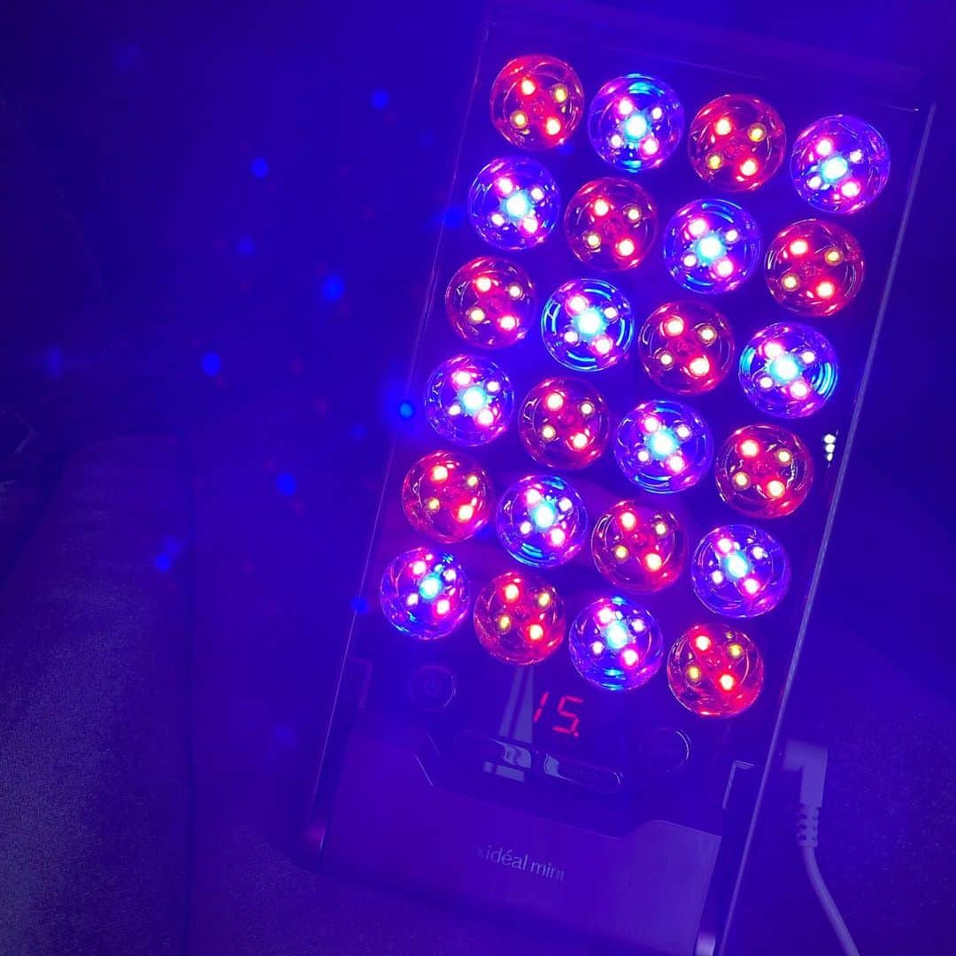 Gabrielaさんのインスタグラム写真 - (GabrielaInstagram)「皮膚科で光トリートメントをすると、ニキビの治りが早くなるので、お家でも出来るように美顔器をゲット！ レビューが良い　@exideal.exidealmini にしました。 肌荒れやエイジングケア効果もあるみたいなので、これから週3〜4回は使いたいと思います。 使い方は簡単で、好きなメニューを選んでスタートするだけ👌 10分のトリートメントで十分なので、あっという間に終わります🥰 これから楽しみ😊 . . Tratamento de luz para a pele! Evita acne, anti-envelhecimento 🥰 Vou usar de 3 a 4 vezes por semana e vamos ver o resultado 😌 . . Light skincare treatment ☺️ In love with this @exideal.exidealmini . .  #Exideal #エクスイディアル #LED美顔器 #美顔器 #光トリートメント #光美容 #美容家電 ＃ホームエステ #おうち美容 #おこもり美容 #おうちケア #肌ケア #美肌 #フェイスケア #スキンケア #頭皮ケア #sponsored #follop ＠exideal.exidealmini @follop.jp」11月18日 17時58分 - rkgabriela