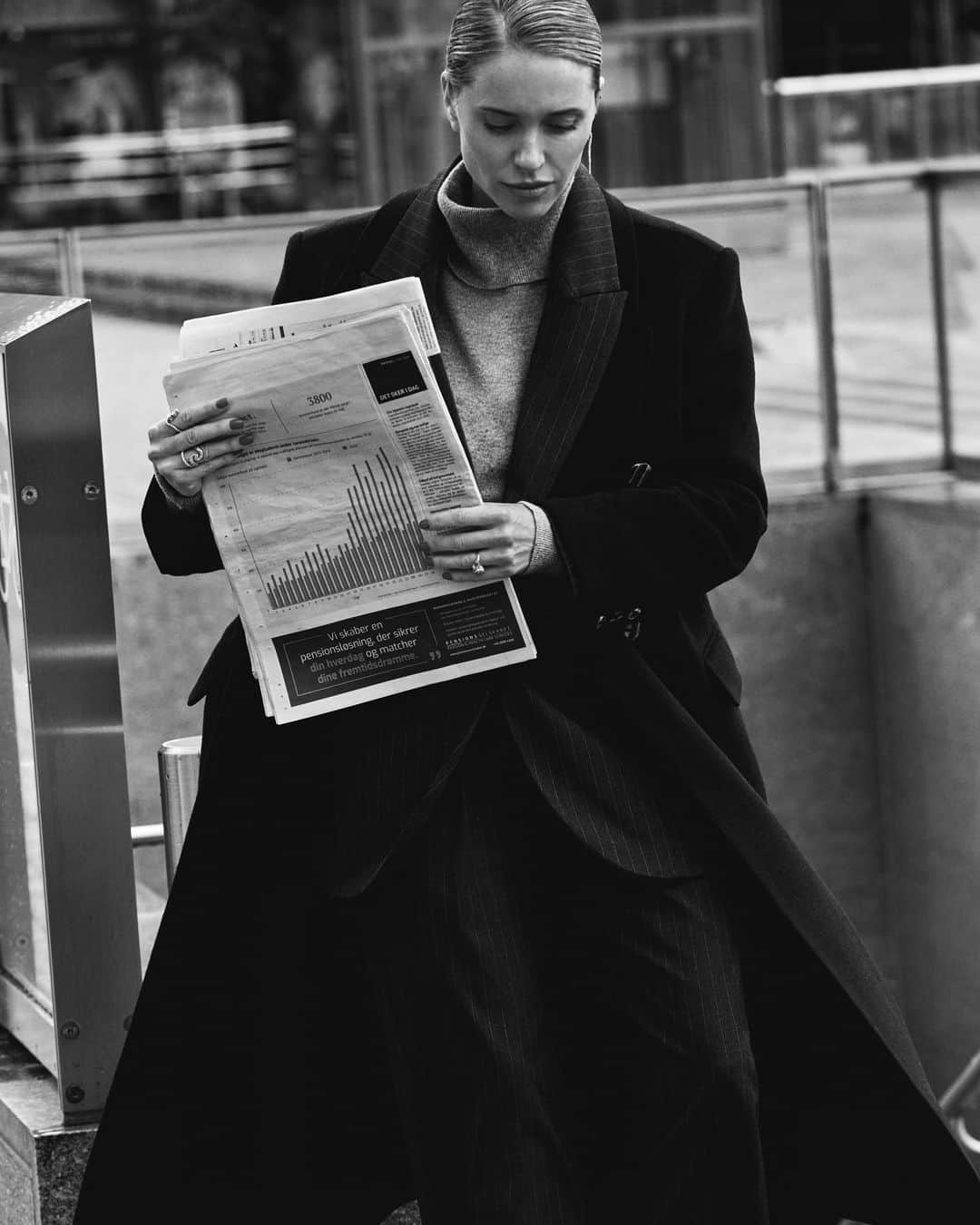 ペニーレ・タイスベックのインスタグラム：「Annonce 6 months ago when I could still see my shoes, fit my pants and close this stunner coat, that finally is available in store on the 3rd of December 🖤 @editedofficial   Photo by @themisspopo」