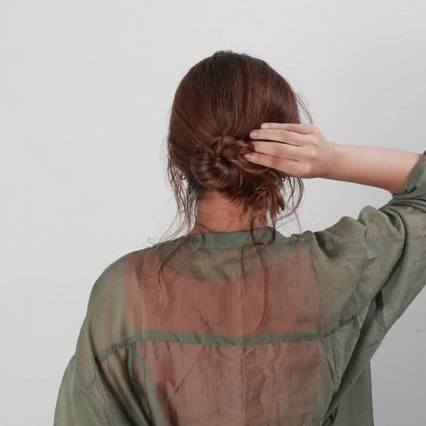 モッズ・ヘア スタイリングツールさんのインスタグラム写真 - (モッズ・ヘア スタイリングツールInstagram)「.⁣ 【HAIR TUTORIAL】⁣ ⁣ 海外セレブに学ぶヘアアレンジ#2⁣ ⁣ 「おくれ毛を楽しむカジュアルアレンジ」⁣ ⁣ ⁣ ▷ねじってまとめる簡単Relax Bunスタイル。⁣ ⁣ step1: ストレートアイロンで髪全体を波ウェーブに。⁣ ⁣ step2: やや低め位置で髪をひとつにまとめ、⁣ ねじりながら丸めておだんごにする。⁣ ⁣ step3: 首に近すぎず、ゴールデンポイント（アゴと耳上を結んだラインの延長）よりも⁣ 低い位置にくるように、まとめてゴムでとめる。⁣ ⁣ step4: おだんごを整えながら、⁣ 表面から少しずつ毛束をつまんでひきだしてくずしていく。⁣ ⁣ step5: 顔まわりや襟足などからおくれ毛を引き出し、⁣ バランスを見ながらアイロンでウェーブを足したら完成。⁣ ⁣ point: おくれ毛の毛束が太すぎると、わざとらしい印象に。⁣ できるだけ毛束を細く取り、こめかみ、もみあげ、耳後ろなど⁣ 色々なところからひき出すのがポイント。⁣ ⁣ ⁣ pick up tool:⁣ ダブルマイナスイオンで 髪にやさしくしっとりツヤストレート⁣ 「ADVANCED ダブルマイナスイオンストレートアイロン（MHS-3056-W / MHS-3056-K）」⁣ ⁣ hair: HINAKO IWASAKI/ mod's hair SHINJUKU SOUTH⁣ makeup: HARUKA MIYASHITA/mod's hair FUTAKOTAMAGAWA⁣ ⁣ ⁣ #modshair #モッズヘア #サロンクオリティ⁣ #modshairstylingtools #モッズヘアスタイリングツール⁣ ⁣ #ヘアアイロン #ストレートアイロン #マイナスイオン⁣ ⁣ #hair #hairstyle #ヘアアレンジ #ヘアスタイル⁣ #ヘアメイク #ヘアセット #セルフヘアアレンジ⁣ #今日の髪型 #hairmake #スタイリング⁣ ⁣ #カジュアルアレンジ #おくれ毛 #おくれ毛アレンジ ⁣ #おくれ毛巻き方 #リラックスコーデ ⁣ #大人可愛い #海外セレブファッション #海外セレブヘア⁣ ⁣ #髪に優しい #しっとり髪 #髪をいたわる」11月18日 17時59分 - mods_hair_stylingtools