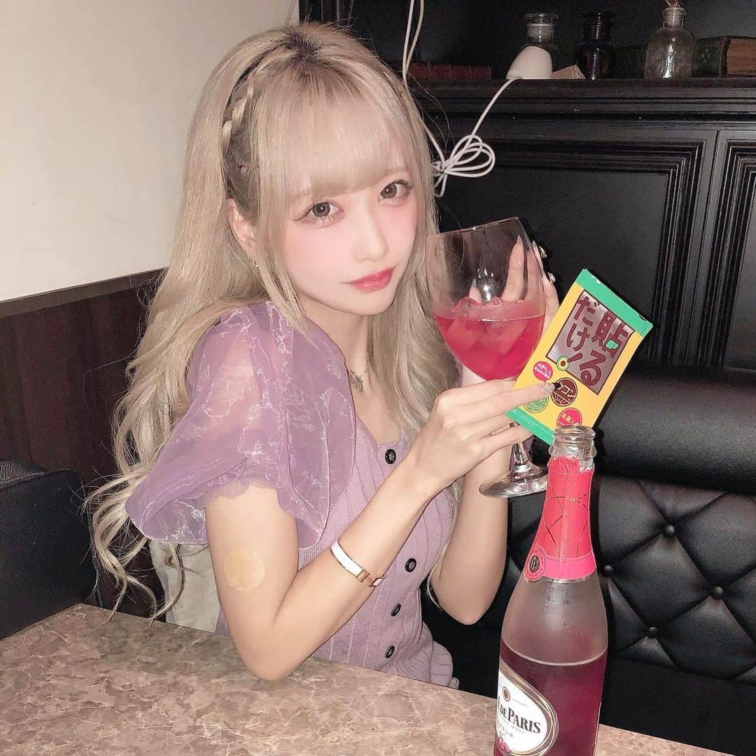 のインスタグラム：「最近コンカフェ巡りでよくシャンパンあけてるの🥂  初回は特別価格で、半額🤍 2回目以降も特別価格でずっとお得だよ～🤍🤍(1袋10枚入り)  全国どこでも送料無料だし、貼るだけで効果があるので、是非1度試してみてね〜🤍🤍  詳しくはストーリーのURLから見てみてね(*^^*ゞ  #貼るだけウコン #ウコン #貼るだけ #貼るウコン #ウコン王子  #二日酔い防止 #ウコンパッチ #貼るサプリ #飲み会 #忘年会 #忘年会シーズン #シャンパン #カフェパ #二日酔い防止サプリ #二日酔い防止パッチ」