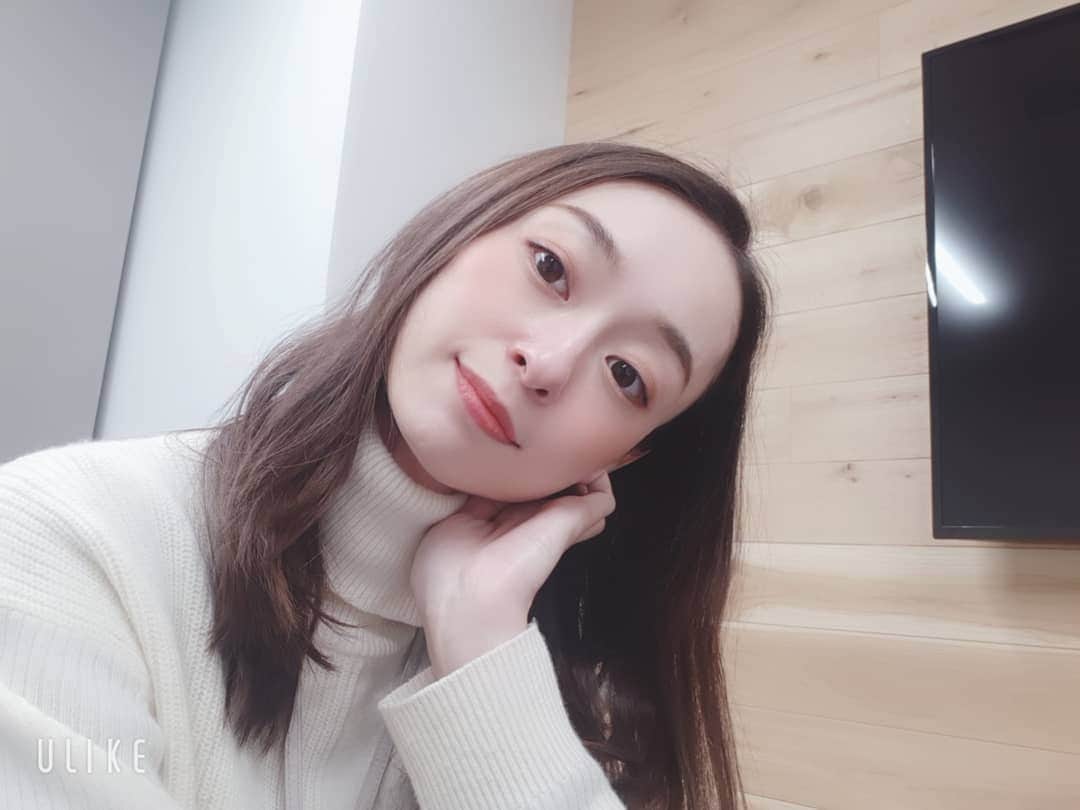 瞳ゆゆのインスタグラム：「気づいたら外は真っ暗！  今日は12月ダイエット講座の収録でした😌 毎月、最後におすすめアイテムの紹介があるんだけど、今月のは特に美味しそうだった！笑  昔と違って、今は体型管理や体調管理のための便利な商品が揃ってるから、ストレスなく理想の体型に近づけそう。  何でもそうだけど、知っているのと知らないのでは結果が全然変わってくるよね✨  受験生の運動量ってかなりのものだから痩せないはずはないんだけど、、、話を聞いていると、ストレスで隠れて余分なカロリーを摂取している人が多い。。 もう、食べないダイエットは止めようね！  #ダイエット #宝塚 #宝塚歌劇団 #宝塚受験 #宝塚受験生」