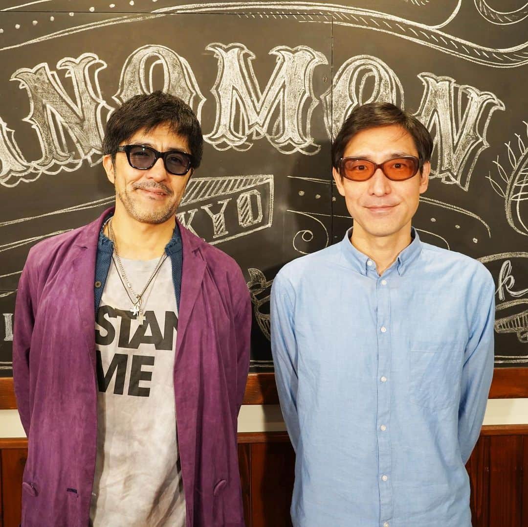 のインスタグラム：「昨日はシコウヒンTV＋の撮影で、スカパラ谷中さん @a_yanaka と。この間NHKの楽屋でちょこっと話したけど、思えばゆっくり話すのは久しぶり、めちゃめちゃ楽しかった。偶然にも今日は祝・スカパラデビュー記念日！、動画公開まで乞ご期待。　#スカパラ #ホフディラン #シコウヒンTV」