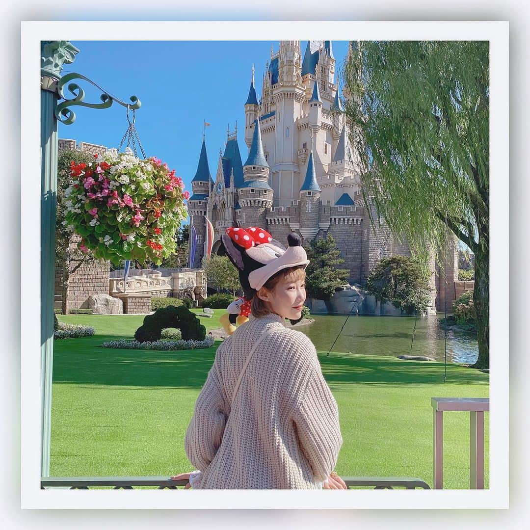 のインスタグラム：「何歳になってもシンデレラ城は女の子の憧れだと思う🕍💠🐭  #disney #disneyland #disneycode #ディズニーランド　#ディズニーランドコーデ　#ワントーンコーデ　#シミラールック　#シミラールックディズニー　#夢が叶う場所　#お揃いディズニー　#ディズニー好きな人と繋がりたい  #ファンキャップ　#ミニーコーデ　#ミニーちゃん　#ミニーちゃんコーデ　#ミニーマウス　#ミニーグッズ　#ファンキャップディズニー　#ディズニーフォトスポット　#ディズニーお土産　  #ディズニー写真部　#ディズニー動画　#ディズニー映画 #instagood  #instalike #ディズニーフード #dヲタ　#dヲタさんと繋がりたい　#後ろ姿」