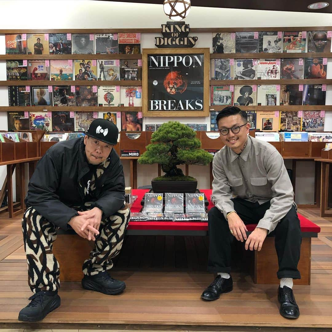 MUROさんのインスタグラム写真 - (MUROInstagram)「皆様のおかげで @teppei_kojima501  @habari_wood  @sakumawonderland  @towervinyl での @king_of_diggin の ポップアップスペースが 本日「NIPPON BREAKS」 のリリースに合わせて 素敵な空間に 生まれ変わりマスター✨ #感謝感謝🙏」11月18日 18時06分 - dj_muro