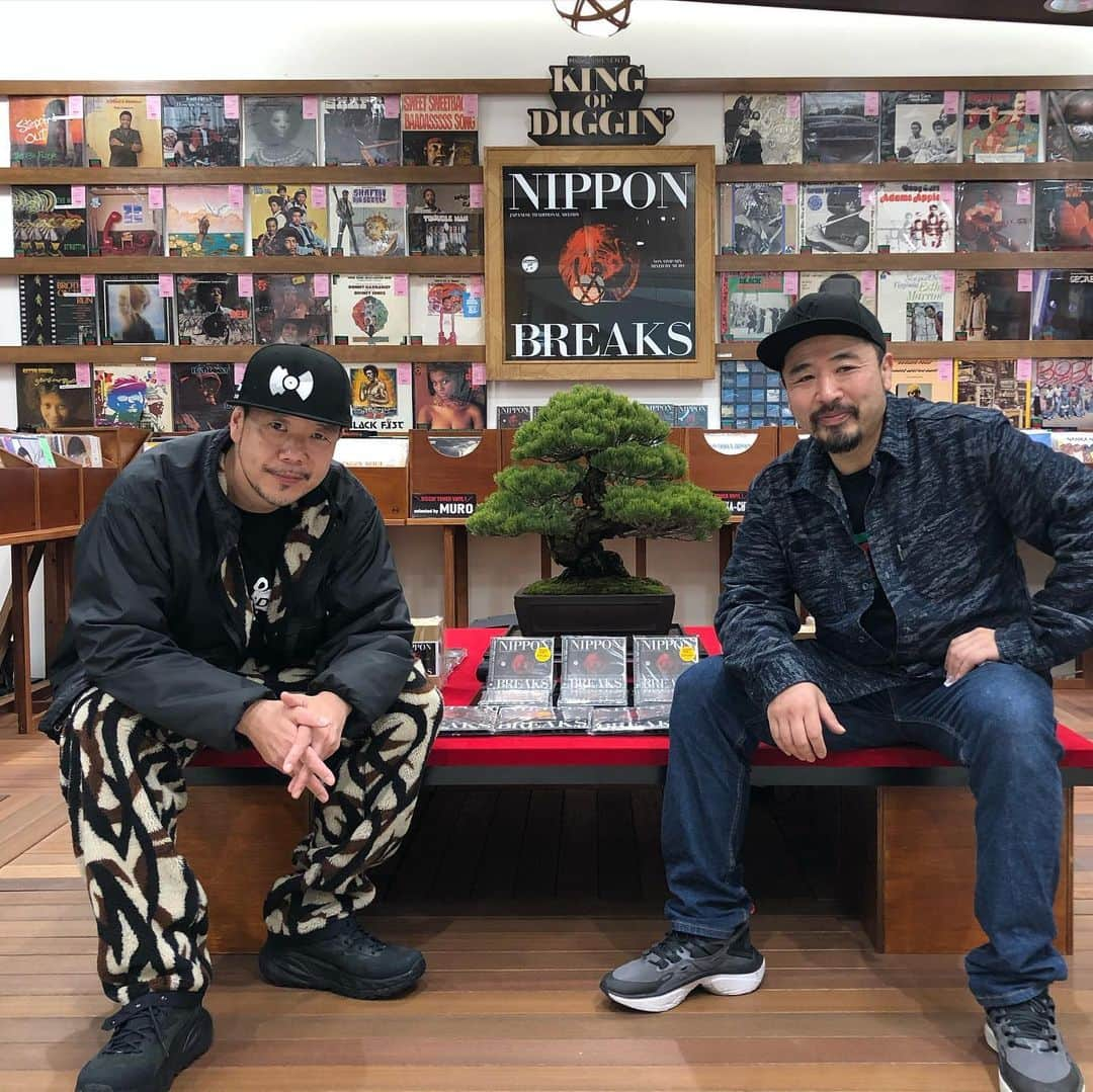 MUROさんのインスタグラム写真 - (MUROInstagram)「皆様のおかげで @teppei_kojima501  @habari_wood  @sakumawonderland  @towervinyl での @king_of_diggin の ポップアップスペースが 本日「NIPPON BREAKS」 のリリースに合わせて 素敵な空間に 生まれ変わりマスター✨ #感謝感謝🙏」11月18日 18時06分 - dj_muro