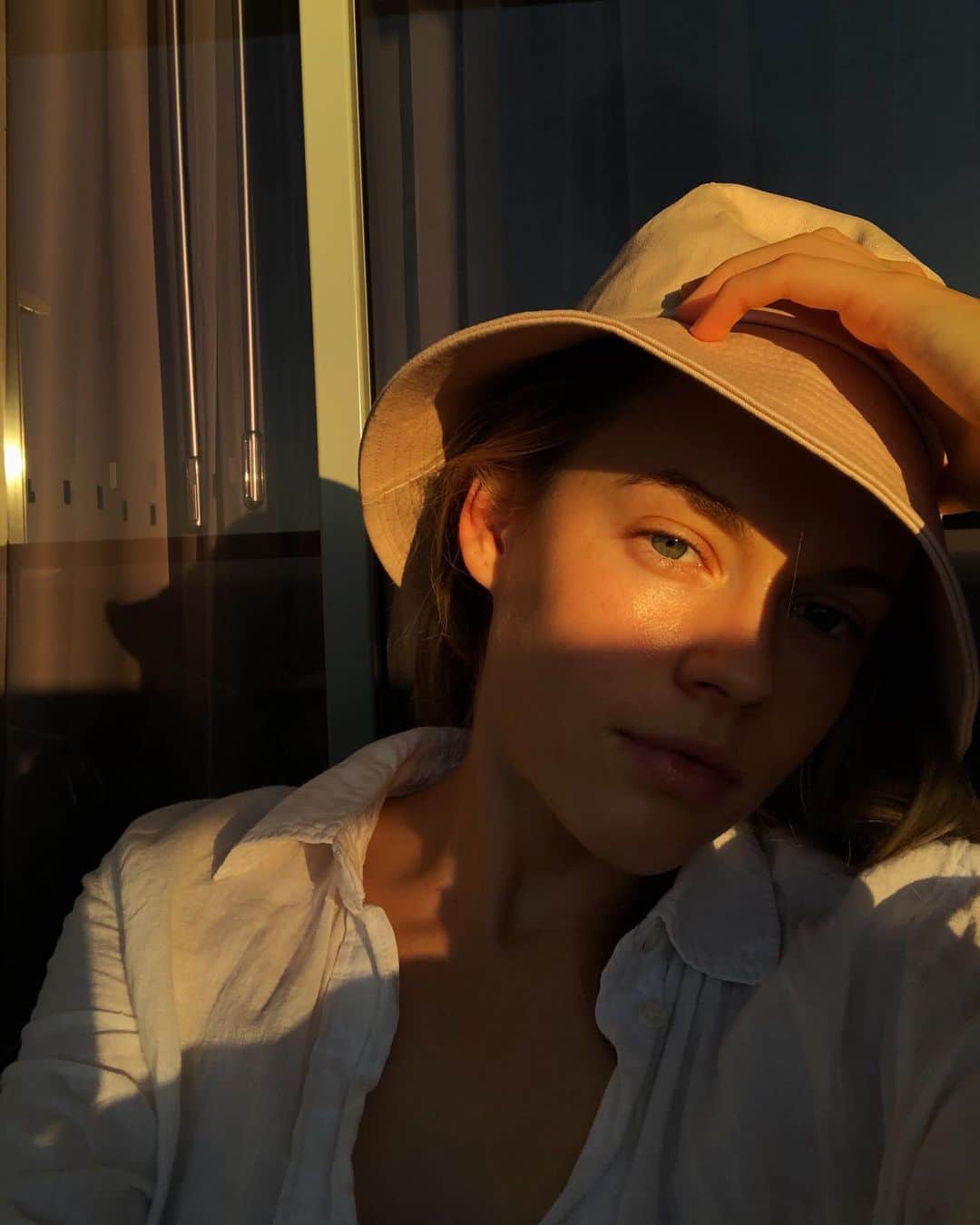 Victoria Leeのインスタグラム：「Hello Australian sun 🌞 (about as close to tanning as I get 👒)」