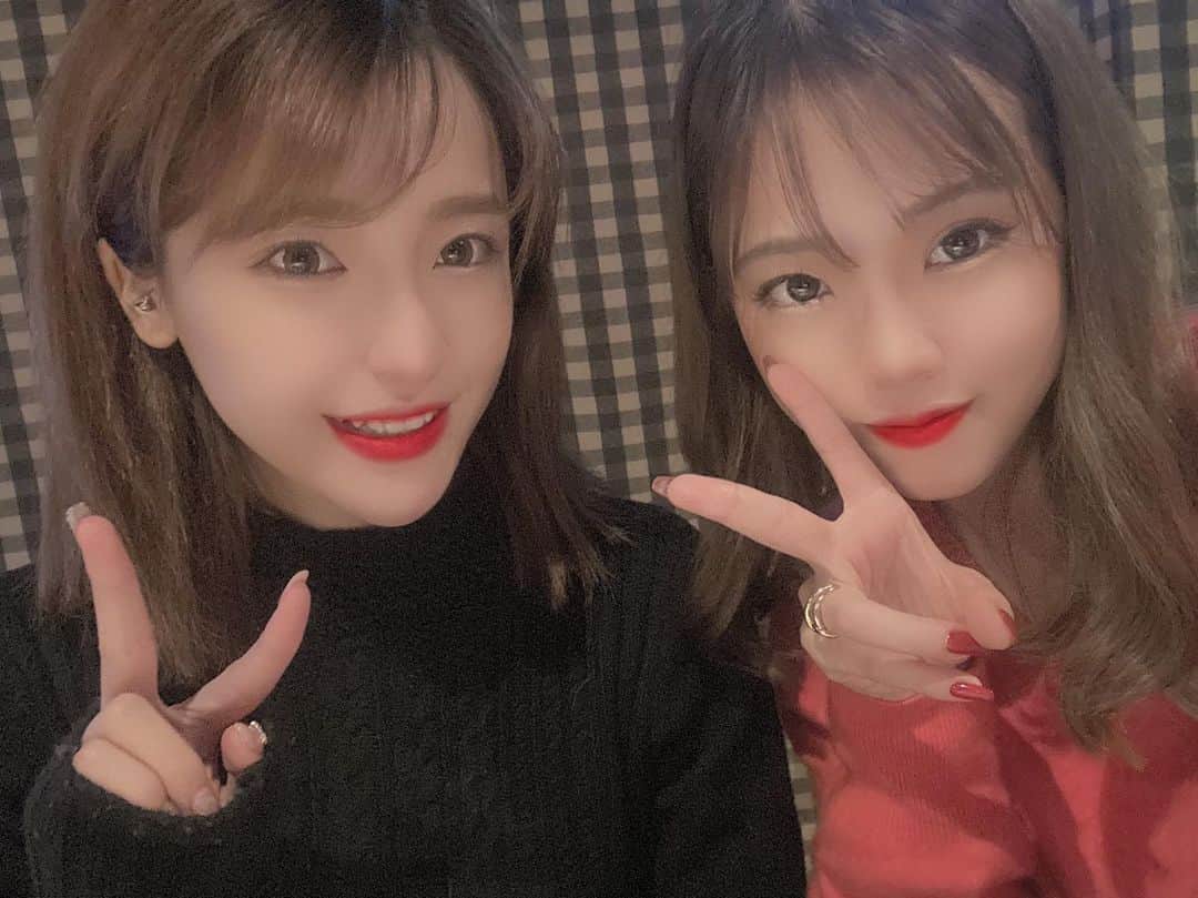のインスタグラム：「この前あおいさんと💙 . 毎週会っとったけん久々感あったけど 髪型変わってて相変わらず可愛かった🤙 . 次はなおが会いに行きます🥰 頑張ってください🤝 . #bsgirls #orixbuffaloes #野球女子 #オリックスバファローズ  #シースルーバング #赤リップ #あおいさん #大阪 #福岡 #先輩 #久々に歌声も聴けた #映え方教わった #できんかった #rady #トラガス #ニットワンピース #💙 #東京いきたい #カラコン #マツパ #instagood #instalike #ふぉろーみー #followｍe」