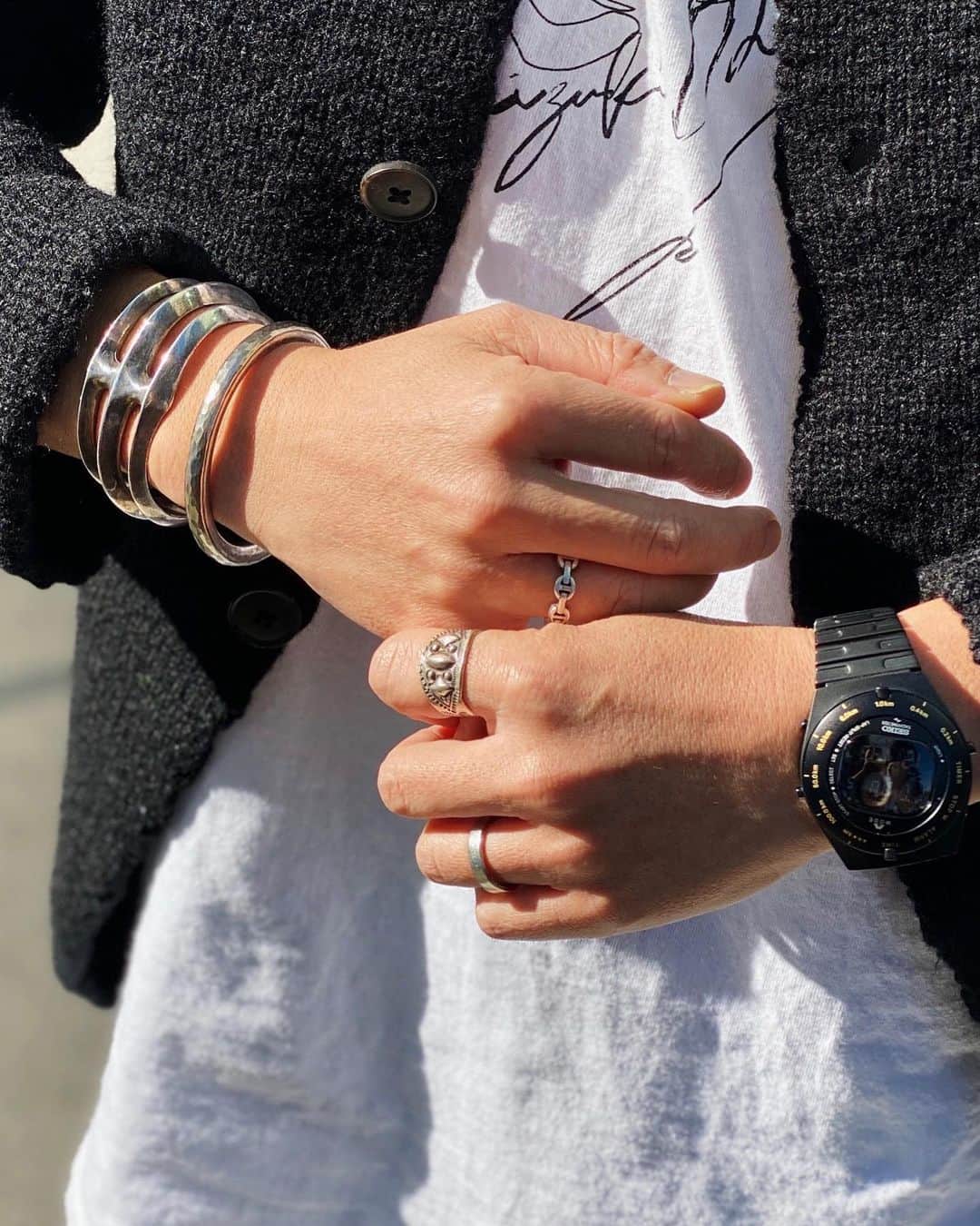 BARNEYS NEW YORKさんのインスタグラム写真 - (BARNEYS NEW YORKInstagram)「MALCOLM BETTS JEWELRY SNAP! PRチーム メンズスタッフ 「＜マルコム ベッツ＞のジュエリーを妻（当時は彼女）にプレゼントして以来、マリッジリングは同ブランドと決めていました。このマリッジリングには、外側のプラチナを男性、内側のゴールドを女性と見立て、“男性が女性を守る”というデザイナーの想いが込められていると知り、デザインだけでなくそのコンセプトにも惹かれました。サファイアをセットしたバングルは、デザイナーと同じデザインでオーダー。カジュアルスタイルでは重ね付けして、スーツスタイルではジュエリーの数を減らすなど、TPOやファッションに合わせて楽しんでいます。」 #malcolmbetts #jewelry #ring #marriagering #bangle #mensstyle #マルコムベッツ #リング #バングル #メンズジュエリー #barneysnewyork #barneysjapan #バーニーズニューヨーク #malcolmxbny」11月18日 18時07分 - barneysjapan