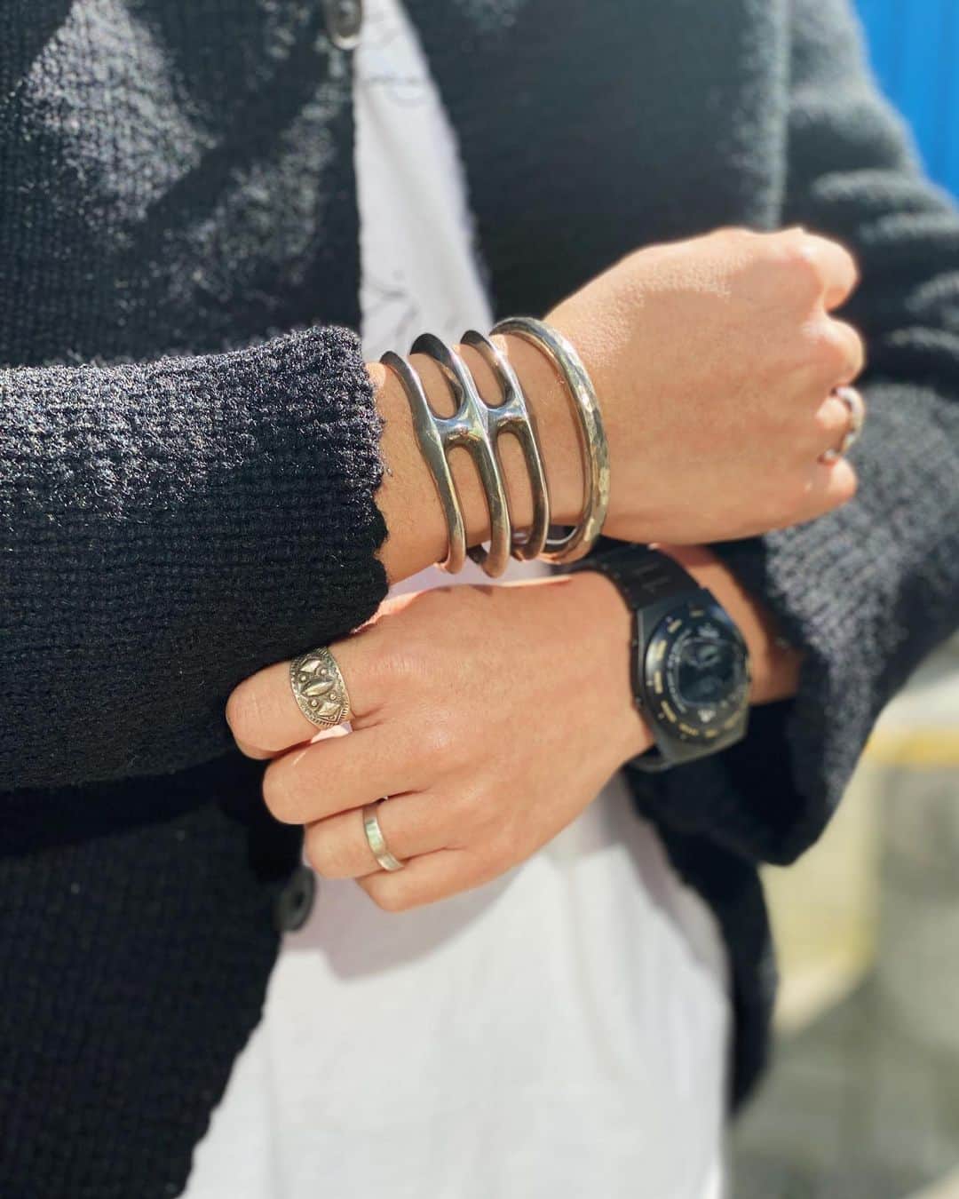 BARNEYS NEW YORKさんのインスタグラム写真 - (BARNEYS NEW YORKInstagram)「MALCOLM BETTS JEWELRY SNAP! PRチーム メンズスタッフ 「＜マルコム ベッツ＞のジュエリーを妻（当時は彼女）にプレゼントして以来、マリッジリングは同ブランドと決めていました。このマリッジリングには、外側のプラチナを男性、内側のゴールドを女性と見立て、“男性が女性を守る”というデザイナーの想いが込められていると知り、デザインだけでなくそのコンセプトにも惹かれました。サファイアをセットしたバングルは、デザイナーと同じデザインでオーダー。カジュアルスタイルでは重ね付けして、スーツスタイルではジュエリーの数を減らすなど、TPOやファッションに合わせて楽しんでいます。」 #malcolmbetts #jewelry #ring #marriagering #bangle #mensstyle #マルコムベッツ #リング #バングル #メンズジュエリー #barneysnewyork #barneysjapan #バーニーズニューヨーク #malcolmxbny」11月18日 18時07分 - barneysjapan