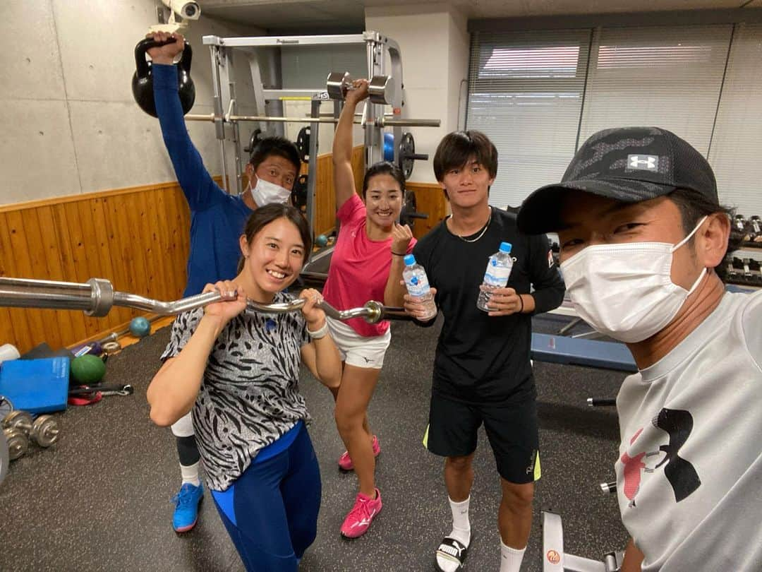 加藤未唯さんのインスタグラム写真 - (加藤未唯Instagram)「みんなでウエイトトレーニング🏋️‍♀️ からの葉台子と仲良く腹筋👯 錬もmiu飲んでます！って宣伝してくれてる💁‍♀️❤️ #ウエイトトレーニング #トレーニング #腹筋 #training #fitness #miu #dydo #adidas #adidaswomen #createdwithadidas」11月18日 18時08分 - miyukato1121