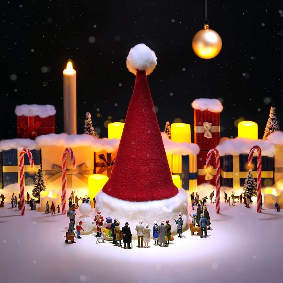 田中達也さんのインスタグラム写真 - (田中達也Instagram)「⠀ 絢香 ニューシングル「Xmas Santa」のジャケットを担当させていただきました。 @ayaka_official_jp  ミュージックカード付きのクリスマスカードとなっていますので、クリスマスプレゼントにもぜひ🎄 https://www.amazon.co.jp/dp/B08MVTJ84N ⠀ 【絢香さんからのコメント】 私にとって初めてのクリスマスソング「Xmas Santa」のために、田中さんがミニチュアアートを創作してくださいました。 出来上がった作品をながめていると、この曲で表現したかったクリスマスならではのワクワクする気持ち、年の瀬に感じる哀愁や、大切な人達と過ごす温もりが感じられて、心躍りました。 実は、あのミニチュアの街中には私もいるんです！ぜひ探してみてくださいね。 クリスマスカードもとっても素敵なので、大切な人に贈っていただけたら嬉しいです。 ⠀」11月18日 18時12分 - tanaka_tatsuya