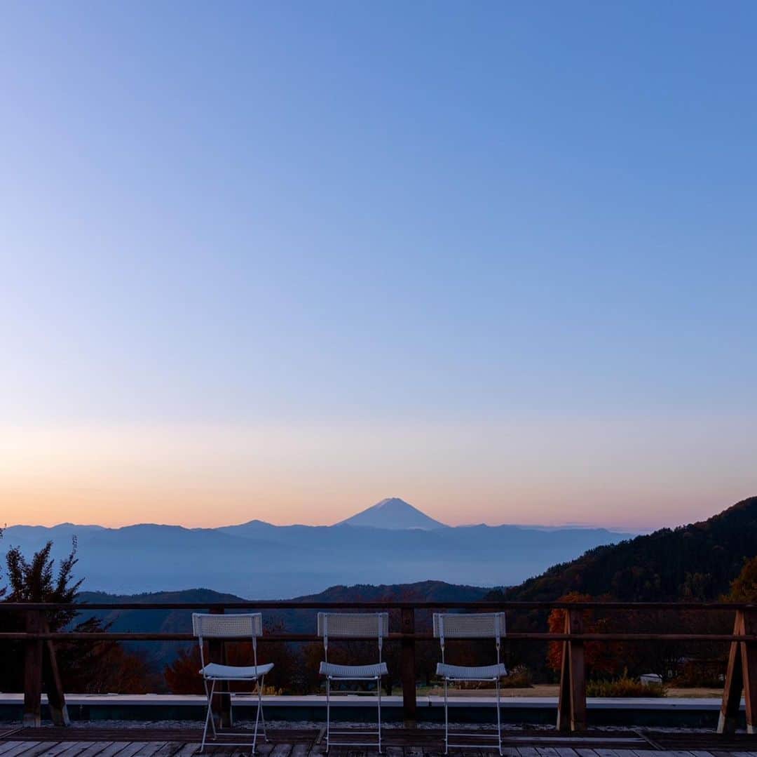 長谷川朋美さんのインスタグラム写真 - (長谷川朋美Instagram)「サロンメンバーさんとの﻿ #山梨リトリート DAY2続き🌈﻿ ﻿ 見事な#富士山 を毎日眺められるという幸せ😭﻿ ﻿ いつも葉山からも見えますが、﻿ 見える方向が全く異なり真南に﻿ 山から見下ろす富士山はまた﻿ 何とも言えずに美しかったです✨﻿ ﻿ 初めて#倍音セラピー を受けたのですが﻿ #シンギングボウル を使って﻿ 1時間のヒーリング。﻿  ﻿ 寝てるのか起きているのか﻿ わからない、トロトロに﻿ 微睡む時間で脳疲労が﻿ すっかりとれた気がします。﻿  ﻿ 完全にシータ派出てます。﻿  ﻿ 夕方のプログラムは﻿ #マインドフルネスヨガ では﻿ #ボディスキャン と言われる﻿ 体一つ一つのパーツに意識を﻿ 向けていくワークをしました。﻿  ﻿ 夜ご飯では、偶然にも誕生日の﻿ 方が2名いらっしゃったので﻿ みんなでお祝い💕﻿ ﻿ 偶然2名同じ誕生日で参加って﻿ 凄くないですか⁉︎😆﻿  ﻿ みんな様々な決意や誓いを胸に﻿ このリトリートツアーに﻿ 参加してくださっていました。﻿  ﻿ ご飯後も私のオンラインサロン﻿ LIVEに参加できる方はしてもらい﻿ 私も含めみんなの今年の﻿ 「手放し」について語る夜🌘﻿ ﻿ 盛りだくさんのリトリートで﻿ ここに綴りきれない素晴らしい体験を﻿ 皆さまと共有でき嬉しかったです✨﻿ ﻿ #エレナのセルフリトリートツアー﻿ #山梨 #フフ山梨 #yamanashi﻿ #selfretreat #retreat #リトリート #セルフリトリート﻿ ﻿ ﻿  ﻿」11月18日 18時15分 - hasegawa.elena.tomomi