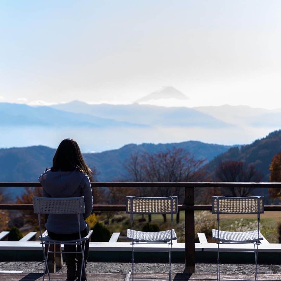 長谷川朋美さんのインスタグラム写真 - (長谷川朋美Instagram)「サロンメンバーさんとの﻿ #山梨リトリート DAY2続き🌈﻿ ﻿ 見事な#富士山 を毎日眺められるという幸せ😭﻿ ﻿ いつも葉山からも見えますが、﻿ 見える方向が全く異なり真南に﻿ 山から見下ろす富士山はまた﻿ 何とも言えずに美しかったです✨﻿ ﻿ 初めて#倍音セラピー を受けたのですが﻿ #シンギングボウル を使って﻿ 1時間のヒーリング。﻿  ﻿ 寝てるのか起きているのか﻿ わからない、トロトロに﻿ 微睡む時間で脳疲労が﻿ すっかりとれた気がします。﻿  ﻿ 完全にシータ派出てます。﻿  ﻿ 夕方のプログラムは﻿ #マインドフルネスヨガ では﻿ #ボディスキャン と言われる﻿ 体一つ一つのパーツに意識を﻿ 向けていくワークをしました。﻿  ﻿ 夜ご飯では、偶然にも誕生日の﻿ 方が2名いらっしゃったので﻿ みんなでお祝い💕﻿ ﻿ 偶然2名同じ誕生日で参加って﻿ 凄くないですか⁉︎😆﻿  ﻿ みんな様々な決意や誓いを胸に﻿ このリトリートツアーに﻿ 参加してくださっていました。﻿  ﻿ ご飯後も私のオンラインサロン﻿ LIVEに参加できる方はしてもらい﻿ 私も含めみんなの今年の﻿ 「手放し」について語る夜🌘﻿ ﻿ 盛りだくさんのリトリートで﻿ ここに綴りきれない素晴らしい体験を﻿ 皆さまと共有でき嬉しかったです✨﻿ ﻿ #エレナのセルフリトリートツアー﻿ #山梨 #フフ山梨 #yamanashi﻿ #selfretreat #retreat #リトリート #セルフリトリート﻿ ﻿ ﻿  ﻿」11月18日 18時15分 - hasegawa.elena.tomomi