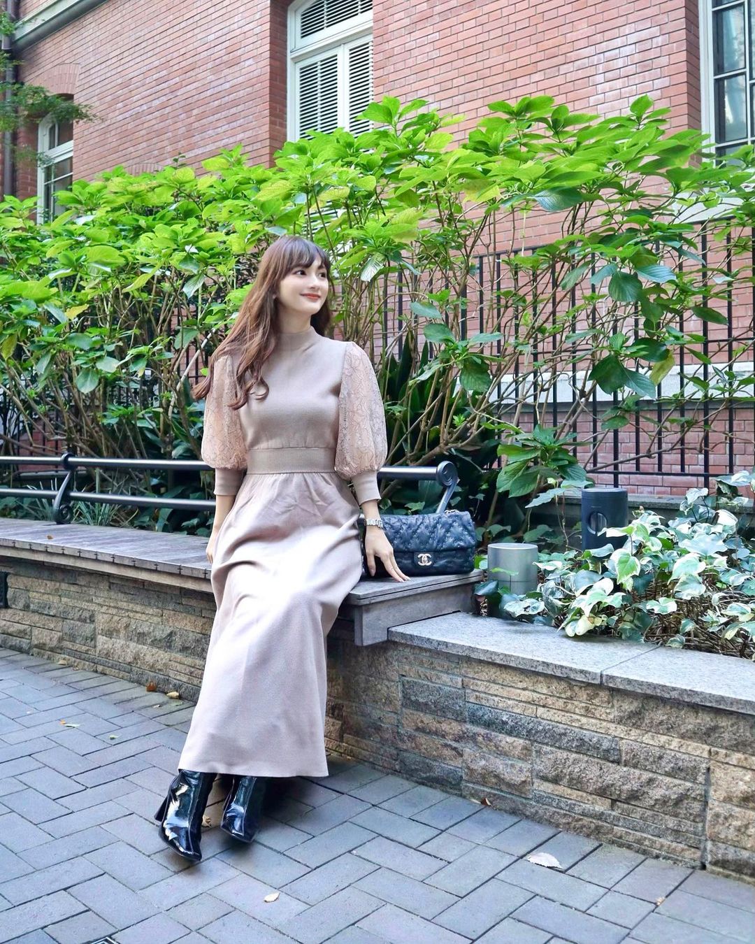 のインスタグラム：「ニットなのに形が綺麗すぎるワンピース👗💗 スワイプして3枚目の画像が1番分かりやすいかも🤭 ハイネックやお袖のふんわりした感じも可愛くて、お気に入りの一着です💕  dress @lagunamoon_com #lagunamoon  bag @chanelofficial #chanel boots @zara #zara  #coordinate#ootd#Japanese#japanesegirl#instafashion#rubi_fashion#babyzenyoyo#babyzenyoyo2#男の子ママ#新米ママ#秋服#新作#冬服#ニット#오오티디#아웃핏#ベビーカー#ベビーゼンヨーヨー#ザラジョ」