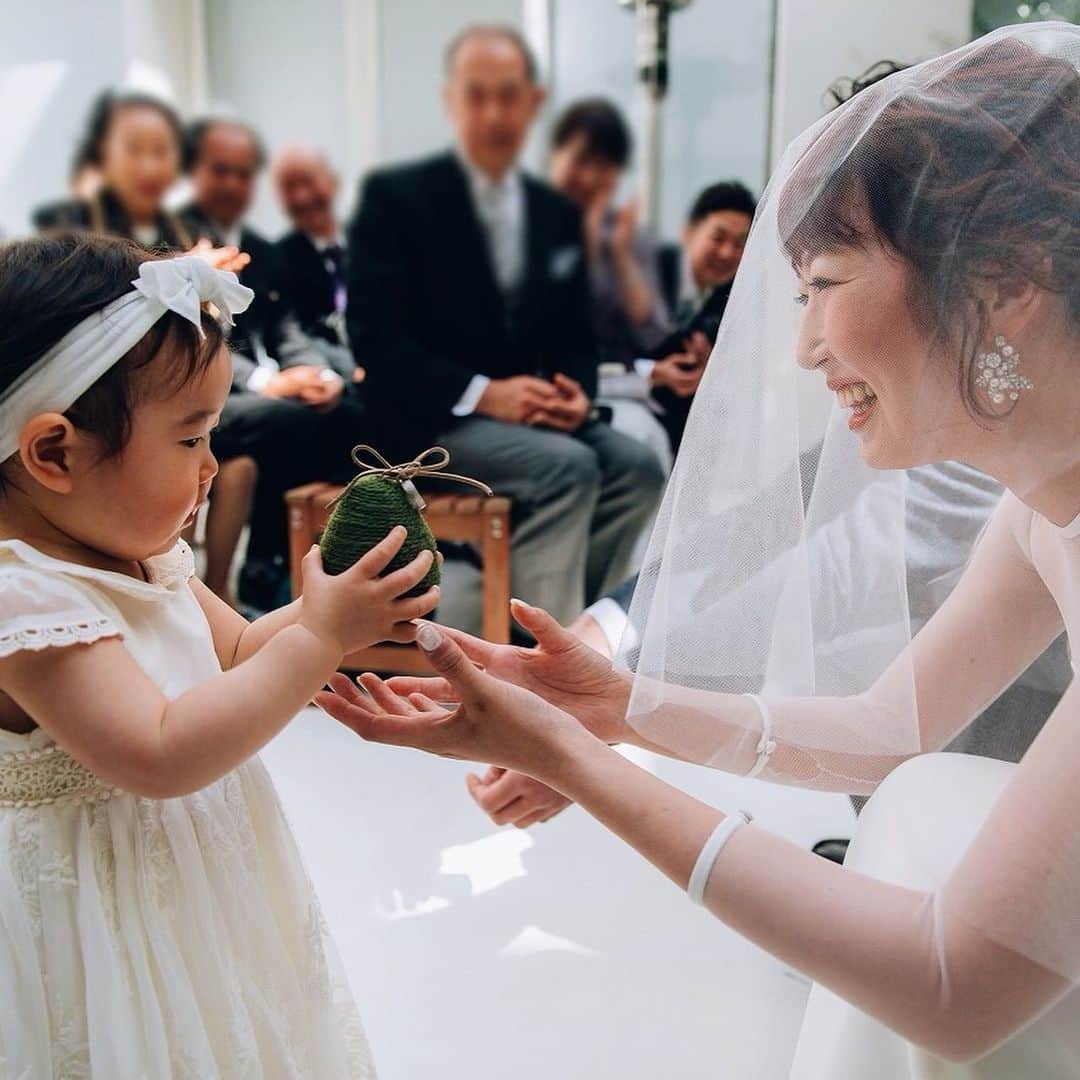 ARCH DAYS Weddingsさんのインスタグラム写真 - (ARCH DAYS WeddingsInstagram)「【今日のコラム】結婚式にキッズを招待したい！素敵な演出＆気を付けたいことまとめ🌿﻿ ﻿ _ _ _ _ _ _ _ _ _ _ _ _ _ _ _ _ _ _ ﻿ ﻿ ﻿ 子連れの友達や、親戚のお子さんなど、結婚式にキッズを招待したいと思っている花嫁さんも多いのでは？✨﻿ ﻿ 結婚式に子供を招待する際、招待状は？食事は？衣装は？プレゼントは？など気を付けたいことや﻿ ﻿ キッズがいるからこそできるリングガールやフラッグボーイなどの演出など、ポイントをご紹介します☺️﻿ ﻿ ﻿ _ _ _ _ _ _ _ _ _ _ _ _ _ _ _ _ _ _﻿ ﻿ ﻿ ▽記事に飛ぶには﻿ ストーリーズからリンクをチェック﻿ ﻿ ﻿ -----﻿ ﻿ ﻿ DIYコラムのモデルになってくれる花嫁さんを大募集🤍﻿ ﻿ @archdays_weddings をフォロー＋ #archdays花嫁 をつけて投稿するだけで応募完了！﻿ ﻿ ARCH DAYSのプロフィールブックやウェルカムボードなど、DIYコラムのモデルさんとして、編集部からお声がけをさせていただきます💄﻿ ﻿ 沢山のご応募お待ちしています♩﻿ ﻿ ﻿ -----﻿ ﻿ ﻿ ▽ARCH DAYSトップページはこちらから☑︎﻿ @archdays_weddings﻿ プロフィールのリンクから﻿ ﻿ ▽KIDS & BABYのパーティーアイディアはこちら☑︎﻿ @archdays﻿ ﻿ ﻿ -----﻿ ﻿ ﻿ ARCH DAYSに会員機能ができました💁‍♀️﻿ ﻿ 気になる記事や写真をクリップして、もっと便利に！自分だけのページを作れます📎﻿ ﻿ また、会員登録をしてマイページからパートナーを招待すれば、2人でイメージを共有可能に♩﻿ ﻿ ﻿ -----﻿ #archdays #archdays_wedding #アーチデイズ #アーチデイズウェディング #ファミリーウェディング #ファミリーウエディング #キッズゲスト #演出 #結婚式演出 #演出アイテム #演出迷子 #ウェディング演出 #結婚式演出アイデア #演出アイデア #オリジナル演出 #結婚式演出アイテム #子供ゲスト #子どもゲスト #キッズゲスト #リングボーイ #リングガール #フラッグガール #フラッグボーイ #フラワーガール #フラワーボーイ #キッズカメラマン #結婚式キッズコーデ #プレ花嫁 #卒花嫁﻿ -----」11月18日 18時21分 - archdays_weddings